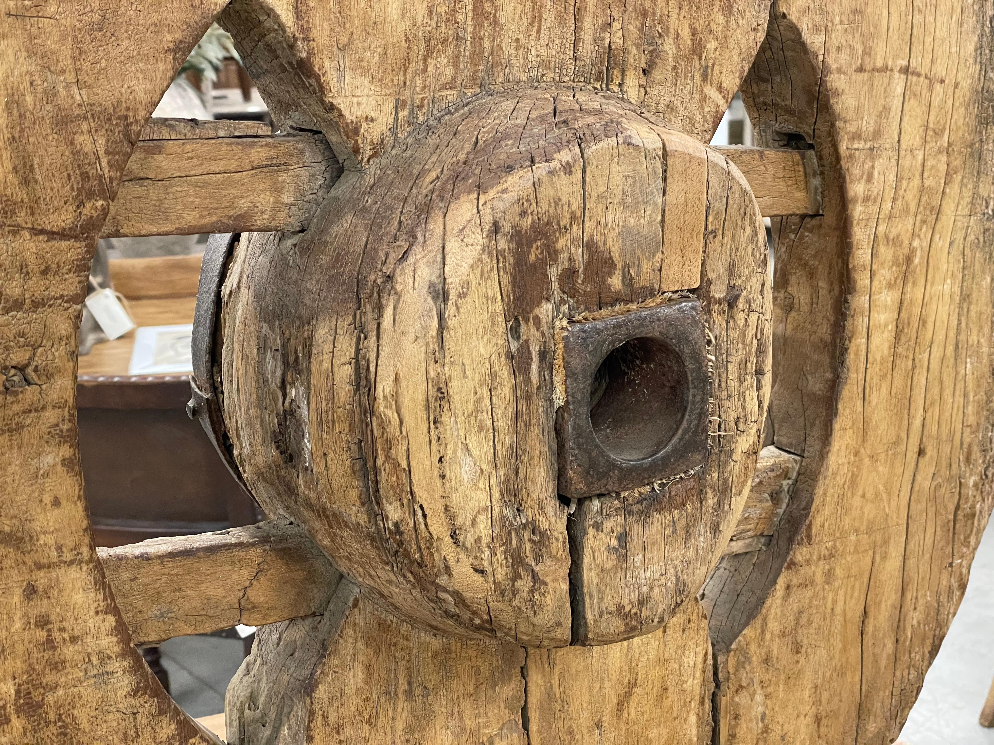 Indien Roue de charrette antique en bois sculpté en vente