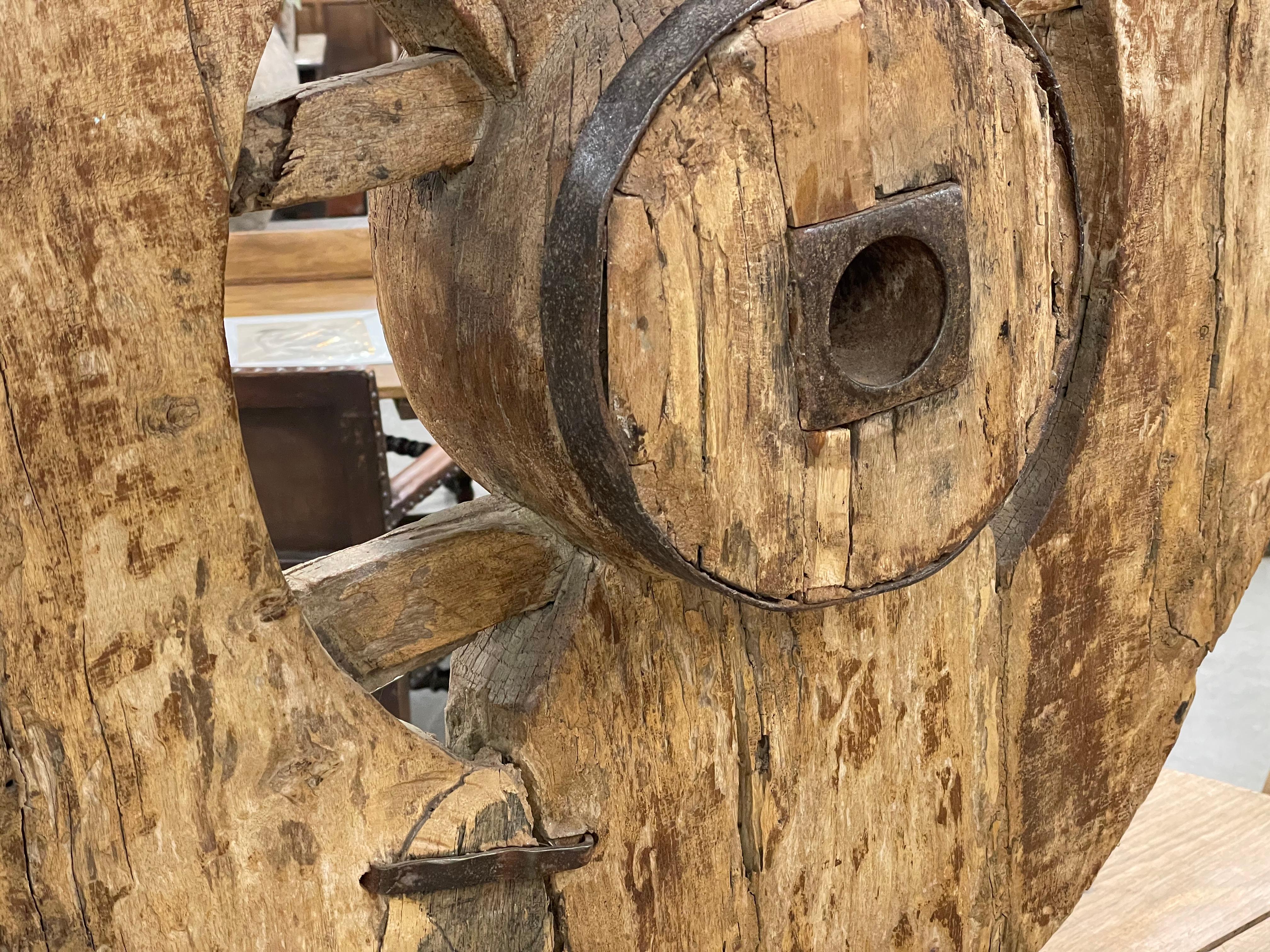XIXe siècle Roue de charrette antique en bois sculpté en vente