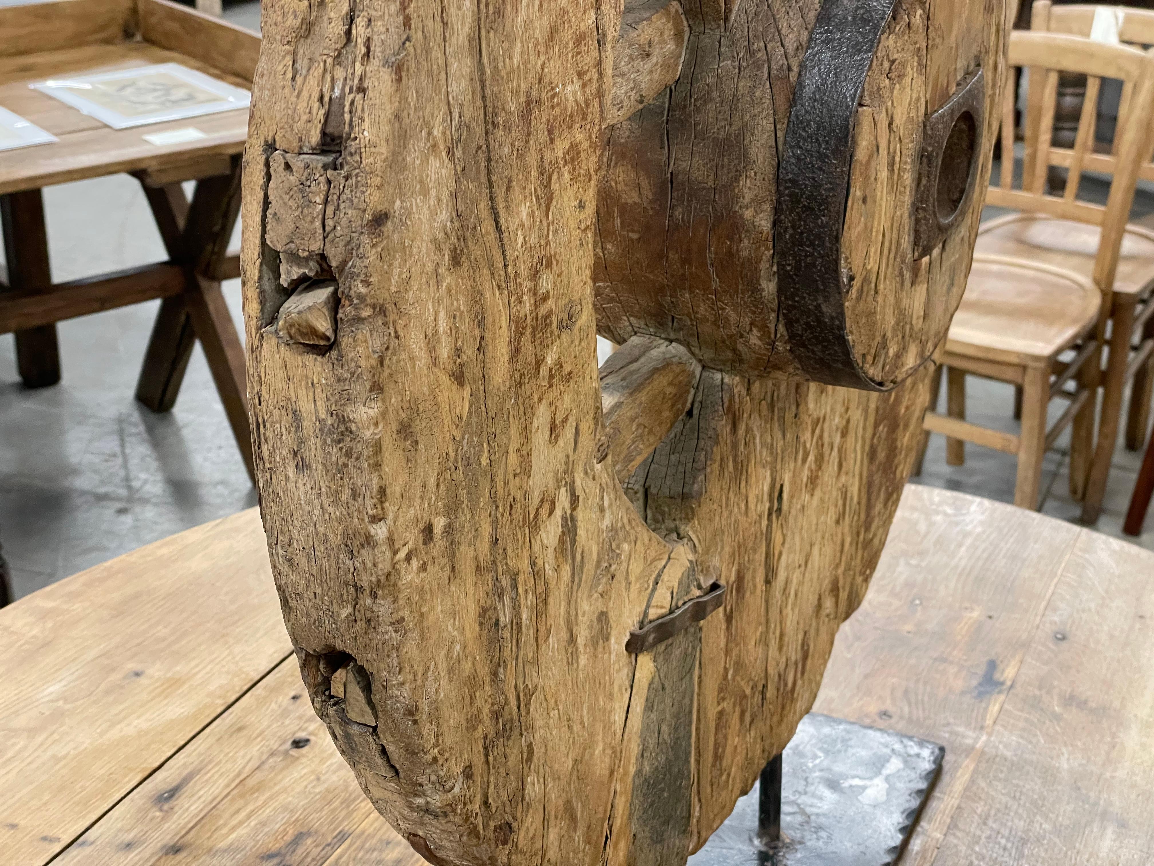 Roue de charrette antique en bois sculpté en vente 1