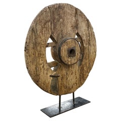 Roue de charrette antique en bois sculpté