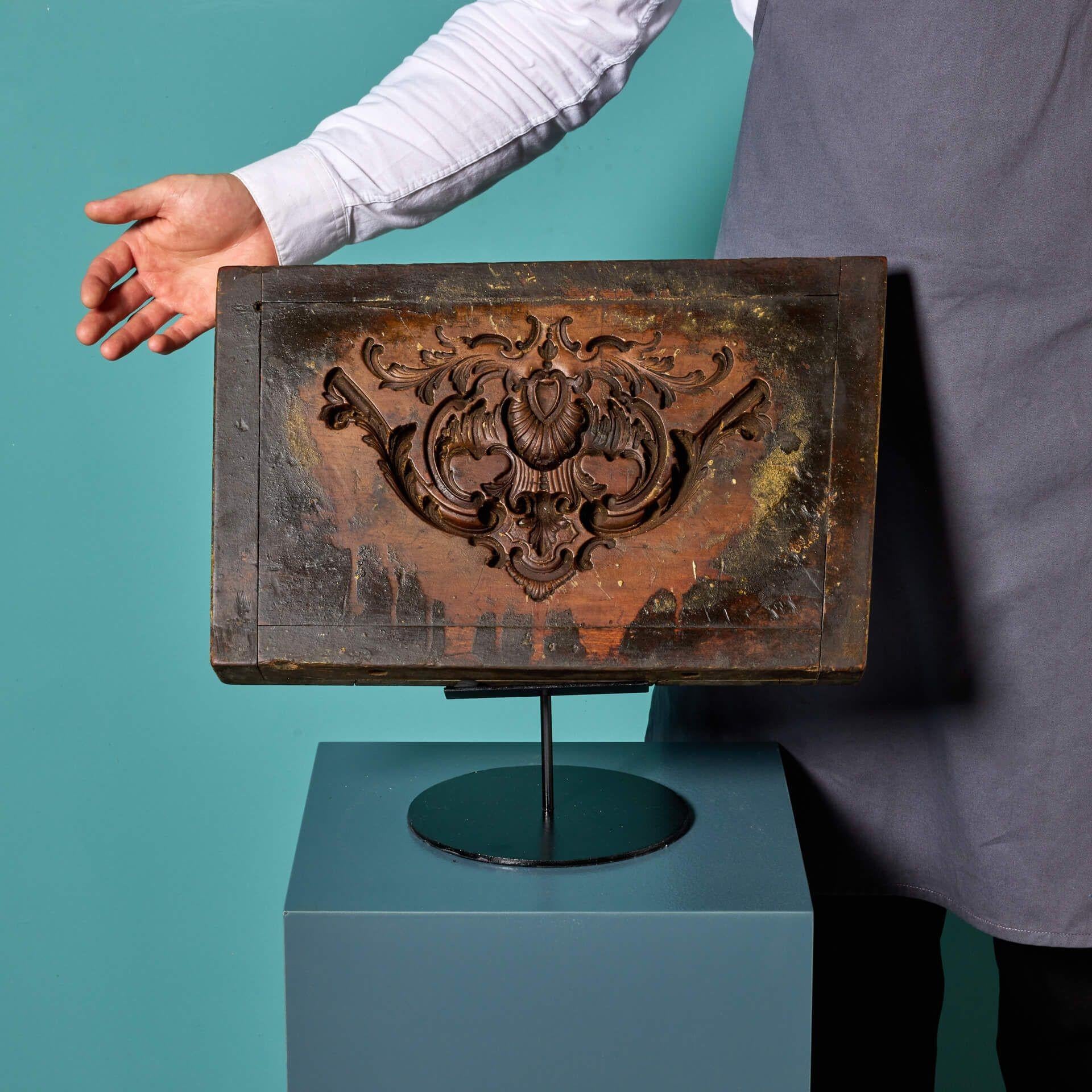Un antico stampo a cartiglio in legno intagliato montato della collezione Tucker. Questo è uno dei tanti stampi che vendiamo di questa vasta collezione assemblata dal truccatore britannico Christopher Tucker.

Risalente alla fine del XVIII e alla