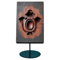 Ancien cartouche en bois sculpté, moulé ex. Collection Tucker