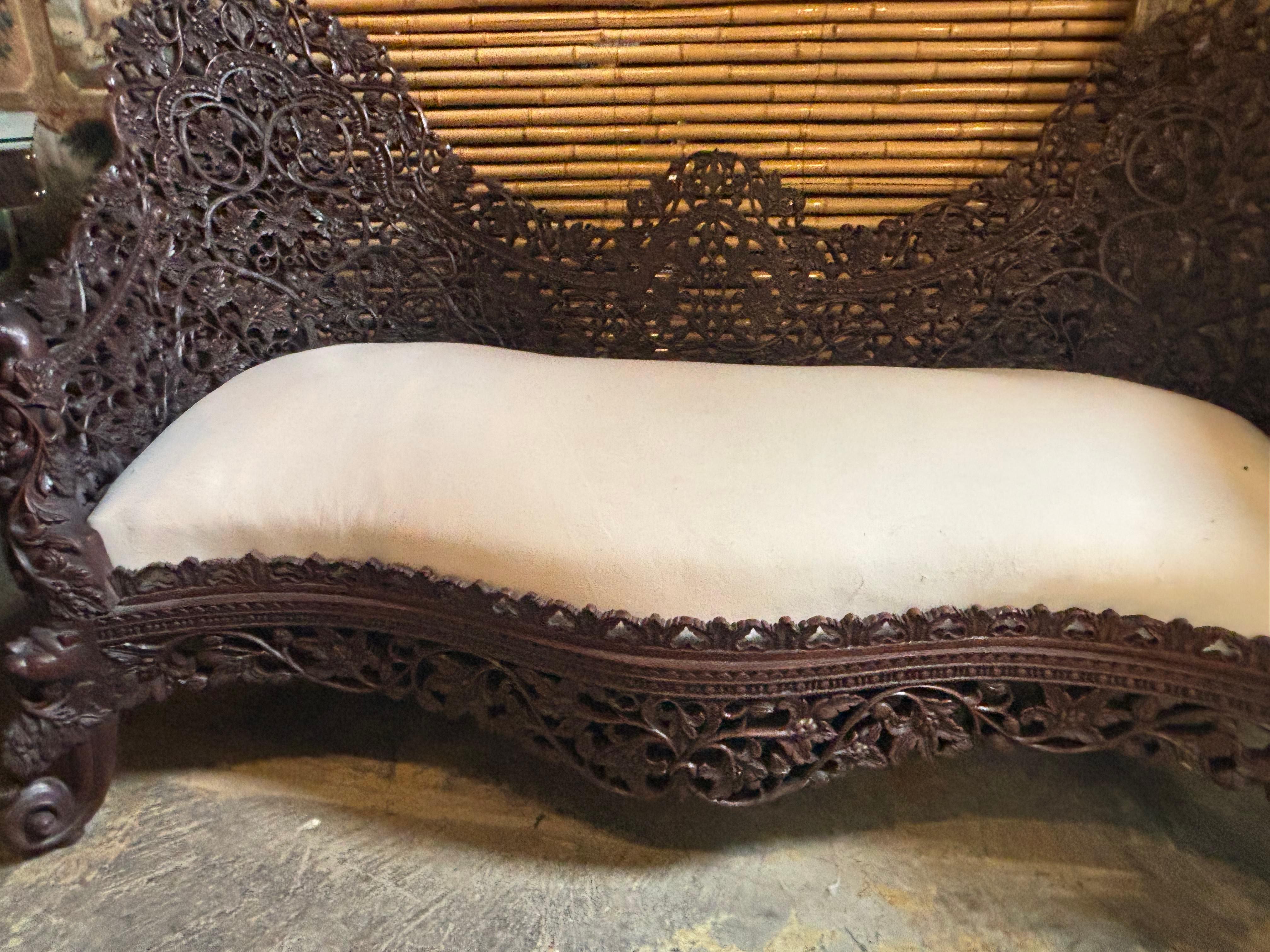 Apportez un sentiment de luxe historique dans votre maison avec ce lit de jour/canapé en bois sculpté antique, une véritable incarnation de l'artisanat magistral et de la beauté durable. Méticuleusement sculptée à la main dans un bois dur dense et