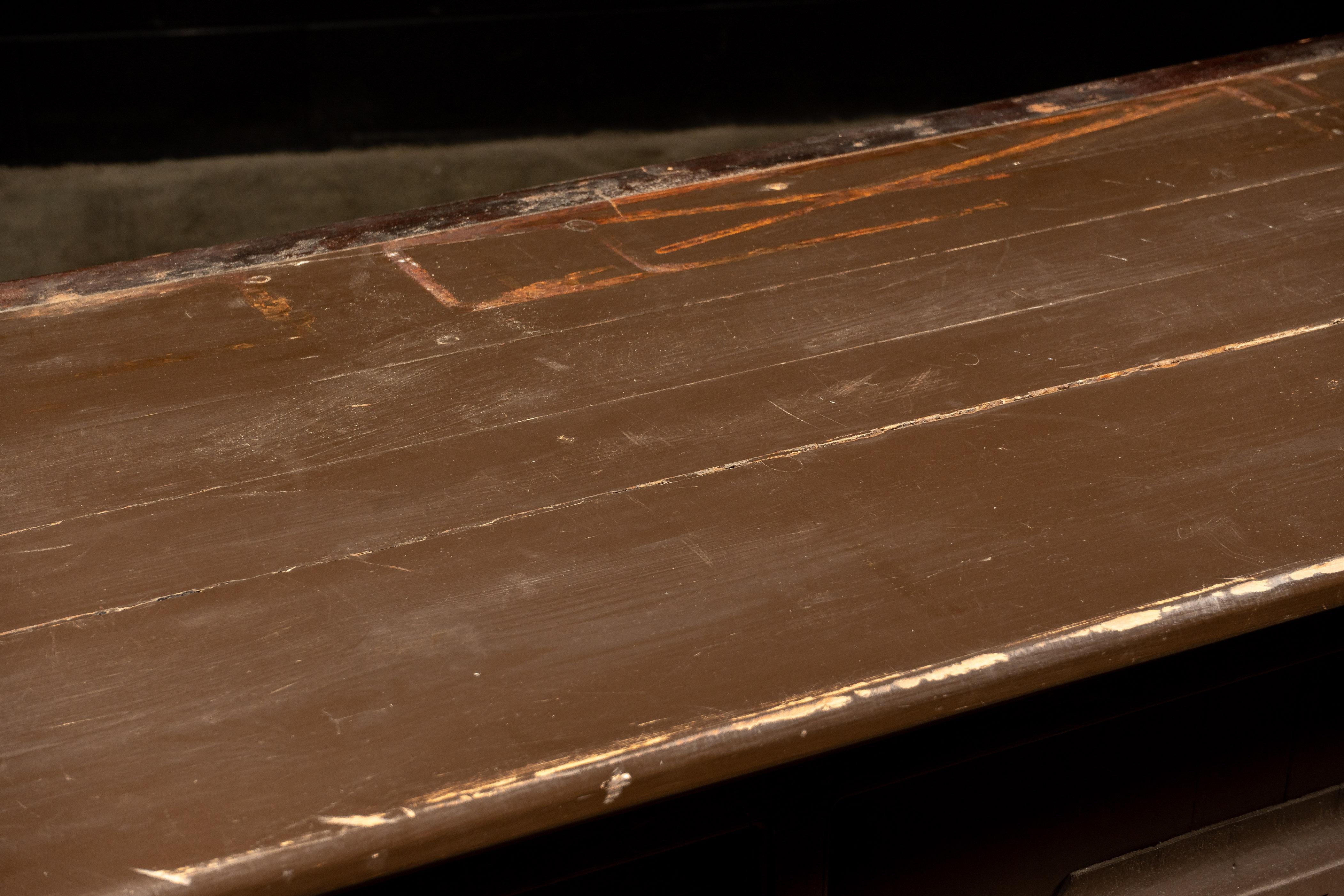 Bar antique en bois sculpté avec plateau en verre teinté en vente 3