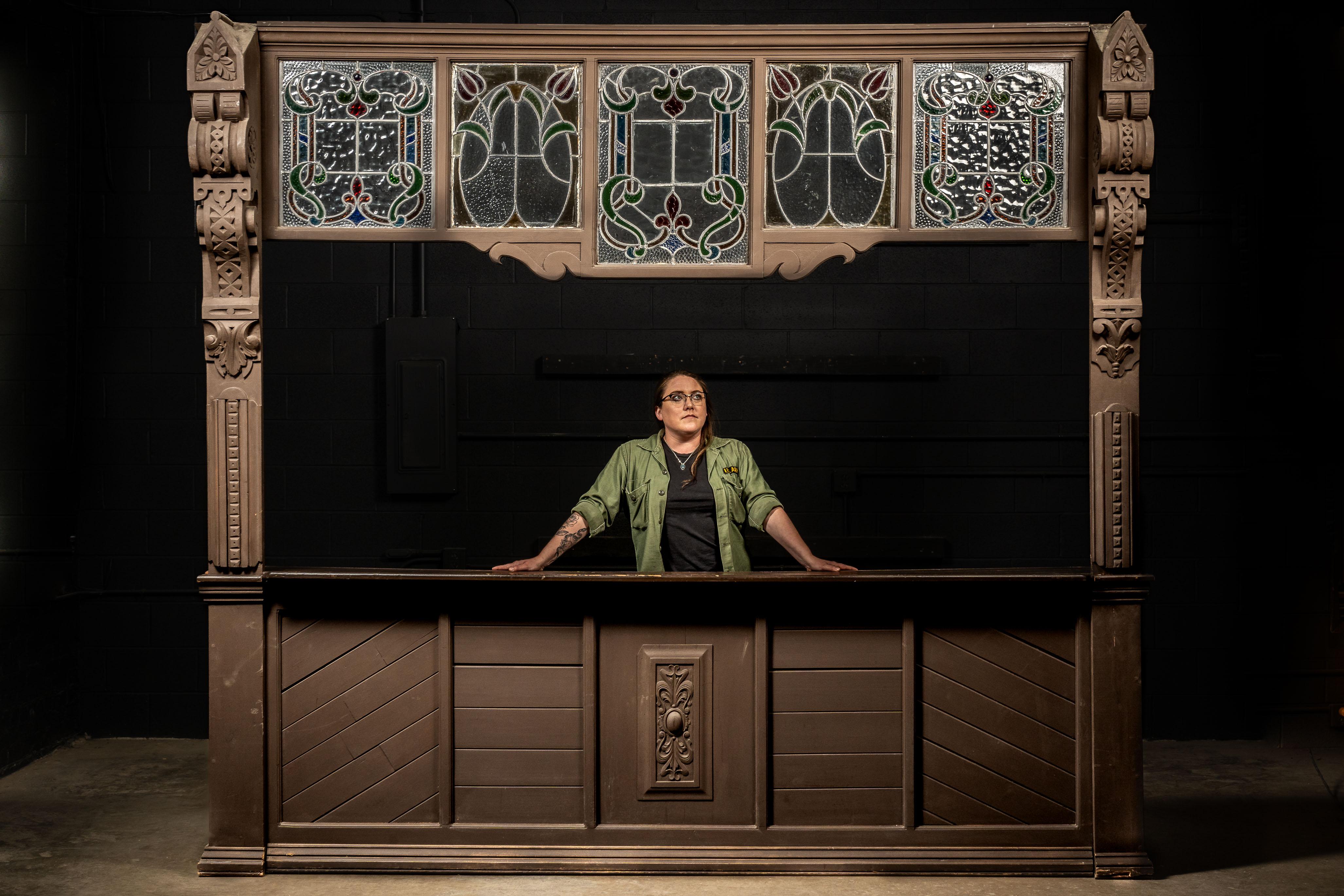 Forêt-Noire Bar antique en bois sculpté avec plateau en verre teinté en vente