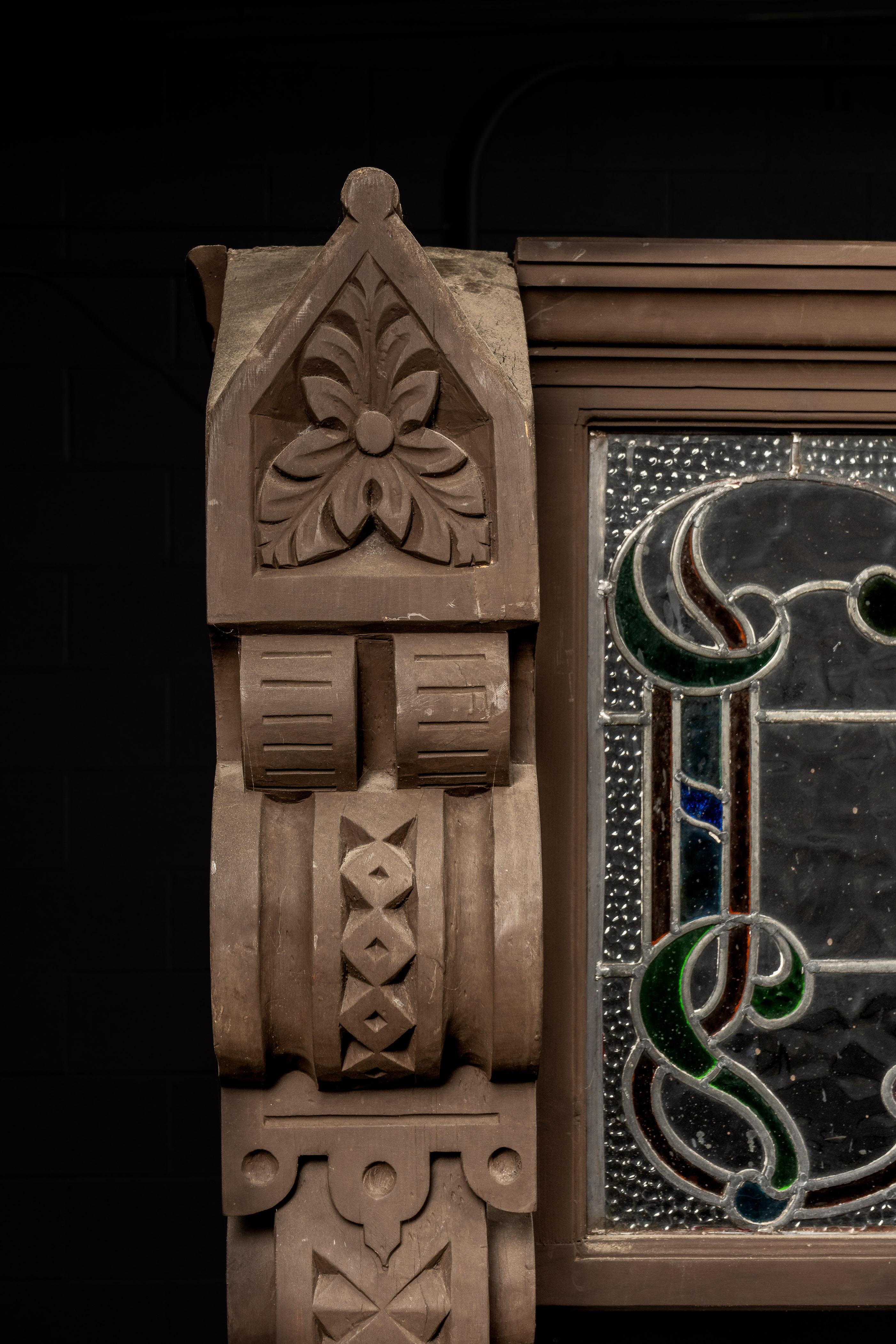 Bar antique en bois sculpté avec plateau en verre teinté Abîmé - En vente à Dekalb, IL