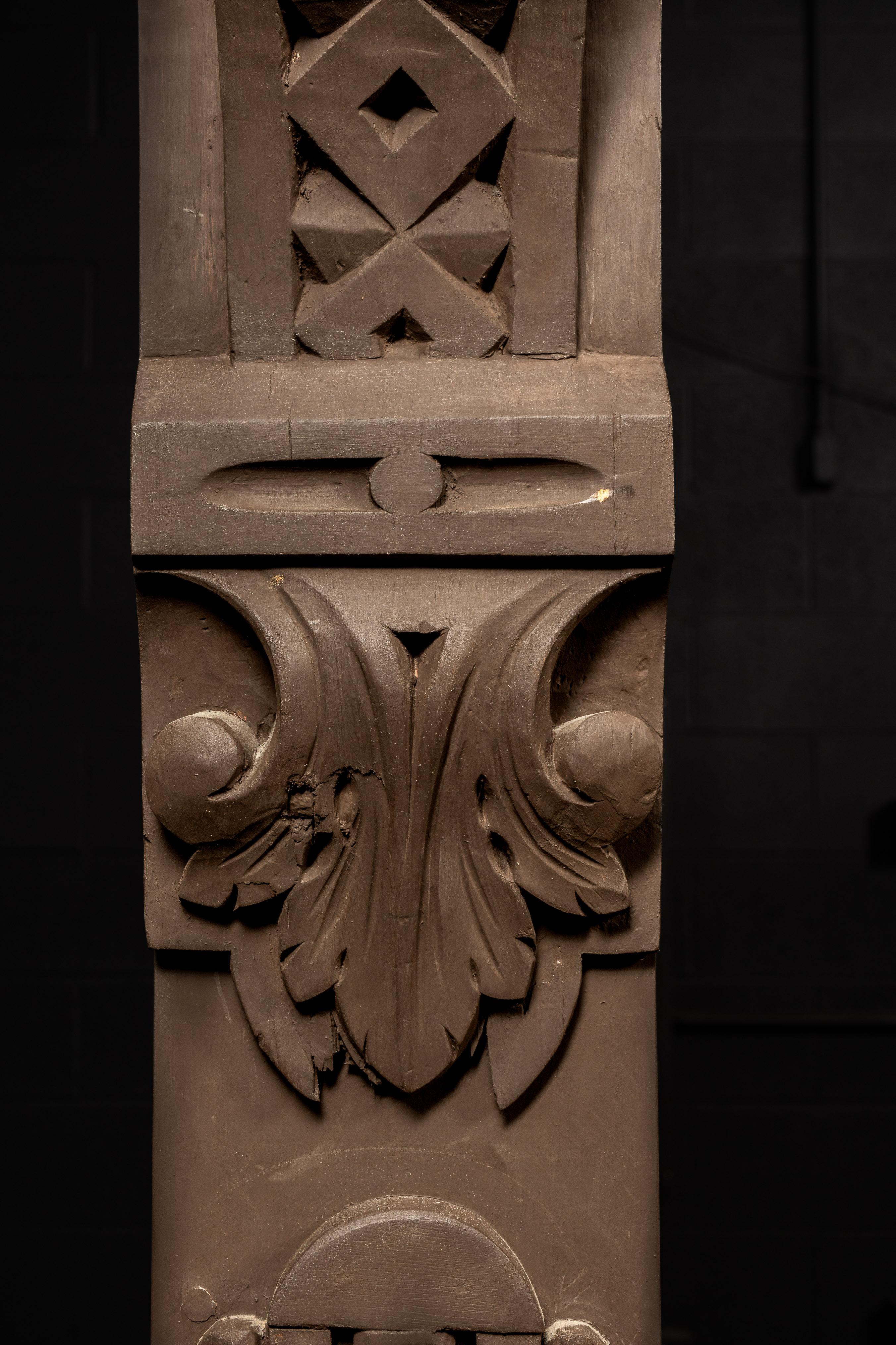Bois Bar antique en bois sculpté avec plateau en verre teinté en vente