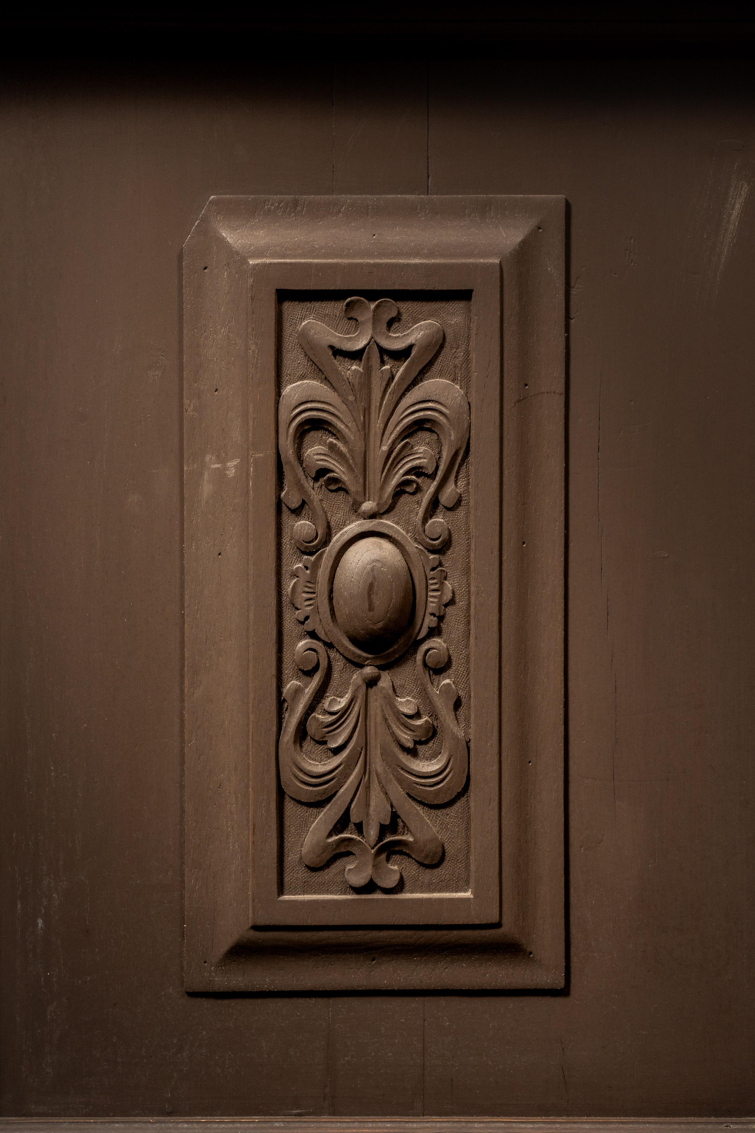 Bar antique en bois sculpté avec plateau en verre teinté en vente 2