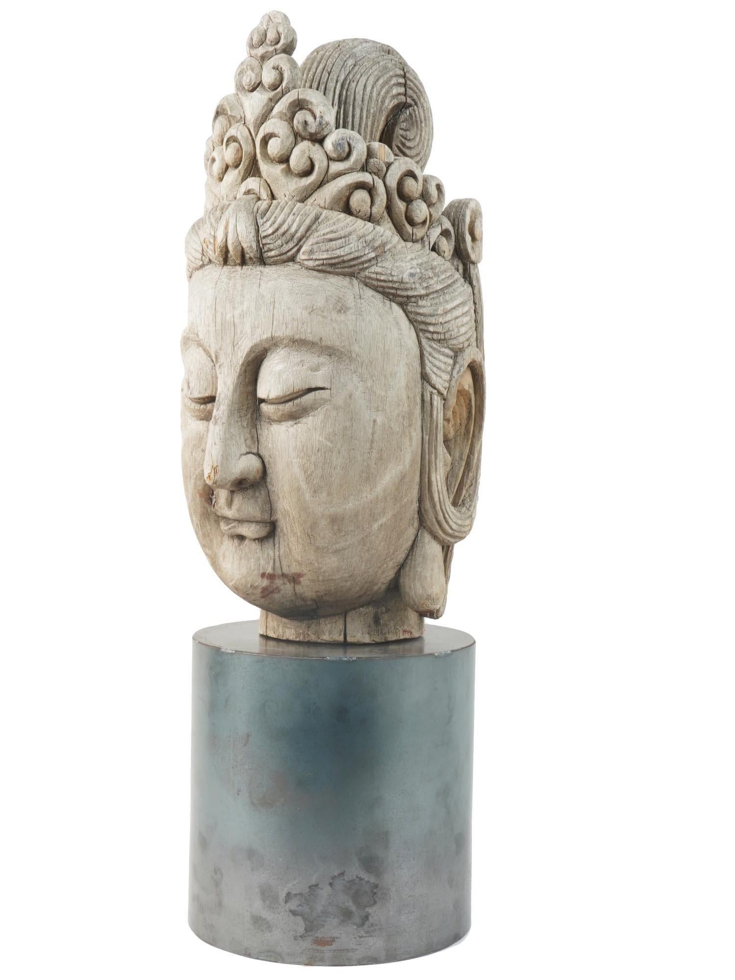 Tête de Bouddha antique en bois sculpté Bon état - En vente à New York, NY