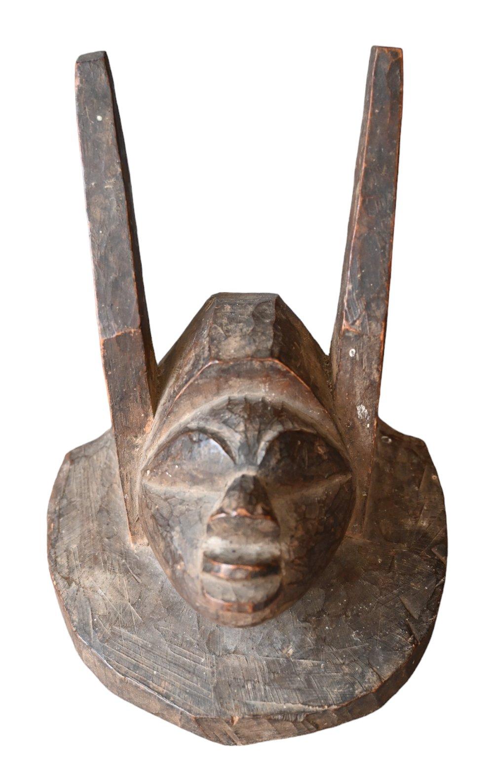 Sculpté à la main Coiffeuse ancienne en bois sculpté de la tribu Yoruba, Nigeria, 1900-1920 en vente