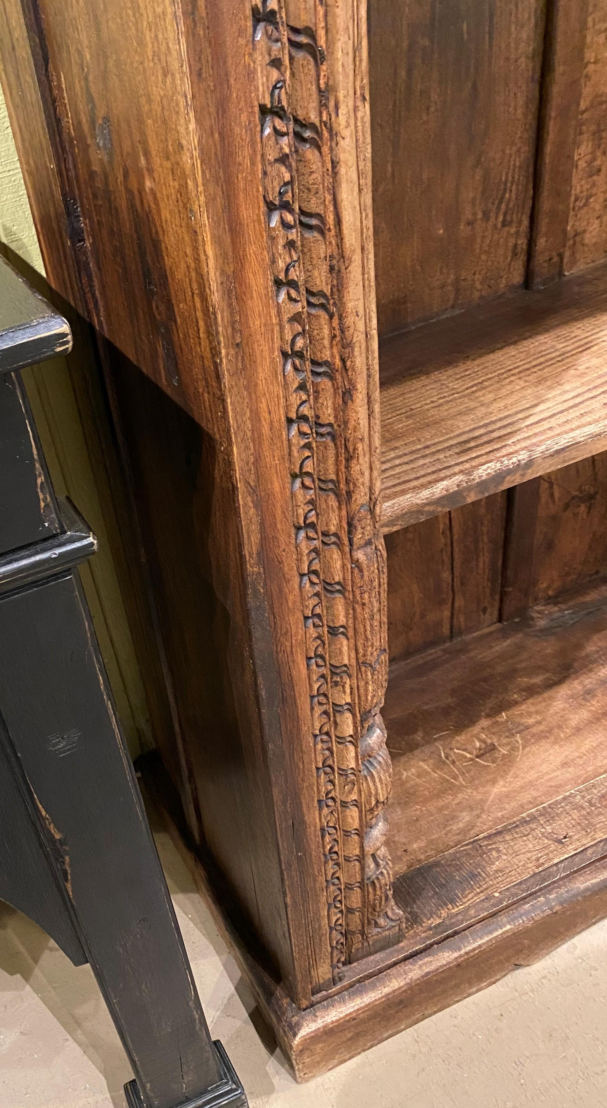 Indien Porte de cheminée indienne ancienne en bois sculpté transformée en bibliothèque en vente
