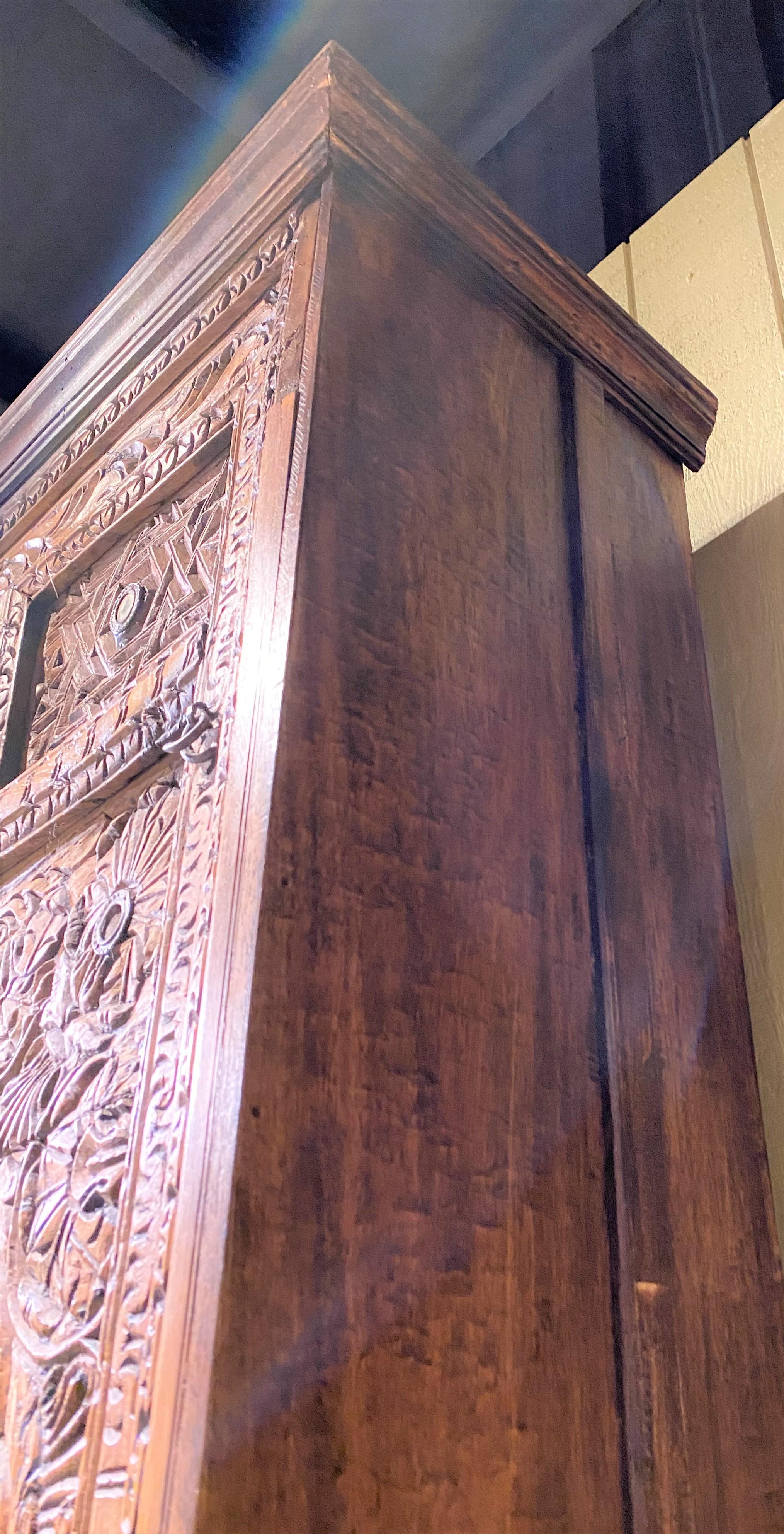 Sculpté à la main Porte de cheminée indienne ancienne en bois sculpté transformée en bibliothèque en vente