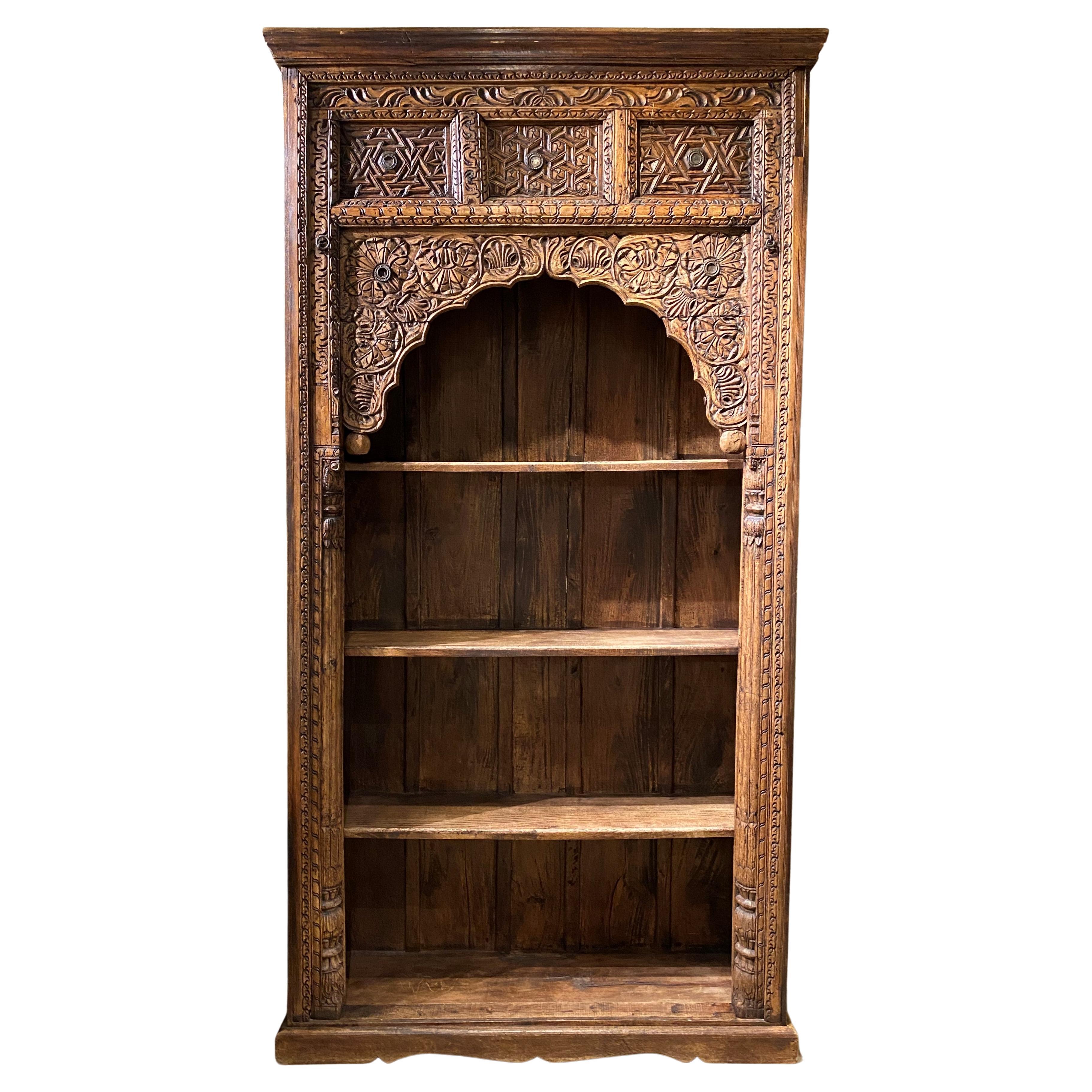 Porte de cheminée indienne ancienne en bois sculpté transformée en bibliothèque en vente