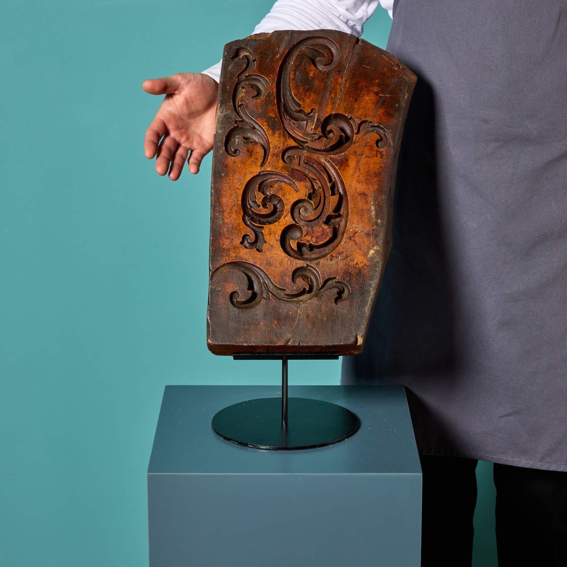 Un antico stampo in legno intagliato montato della collezione Tucker. Questo è uno dei tanti stampi che vendiamo di questa vasta collezione assemblata dal truccatore britannico Christopher Tucker.

Risalente alla fine del XVIII e alla metà del XIX