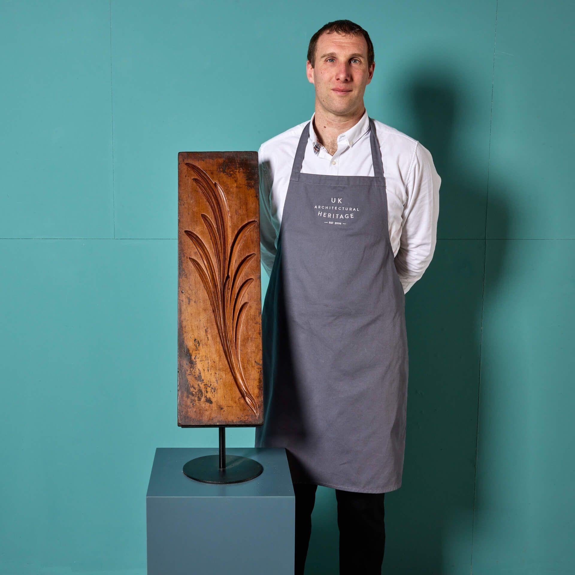 Moule à feuilles de palmier en bois sculpté, monté et ancien, provenant de la collection Tucker. Il s'agit de l'un des nombreux moules que nous vendons et qui proviennent de cette vaste collection rassemblée par le maquilleur britannique Christopher