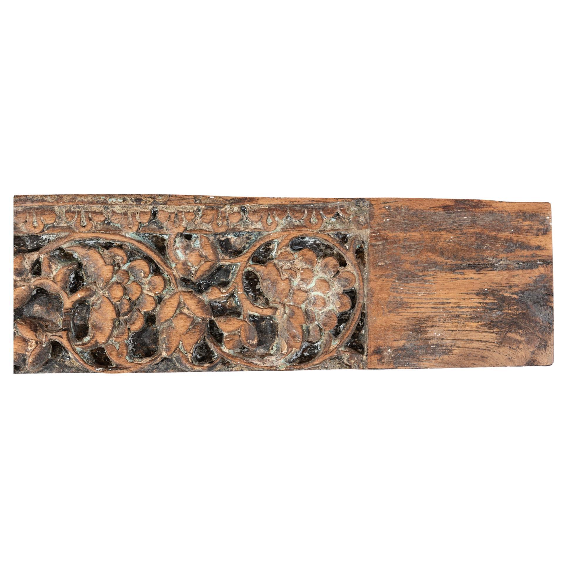 Agra Panneau en bois sculpté antique avec plateaux de couleur en vente