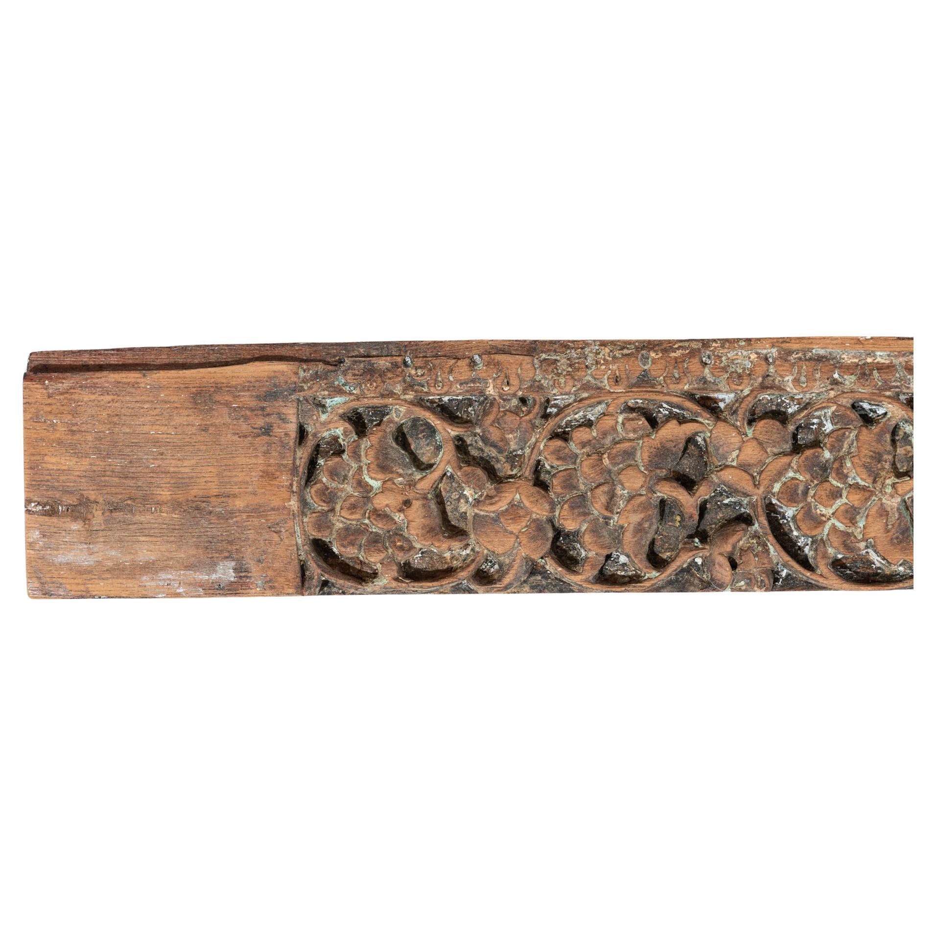 Indien Panneau en bois sculpté antique avec plateaux de couleur en vente