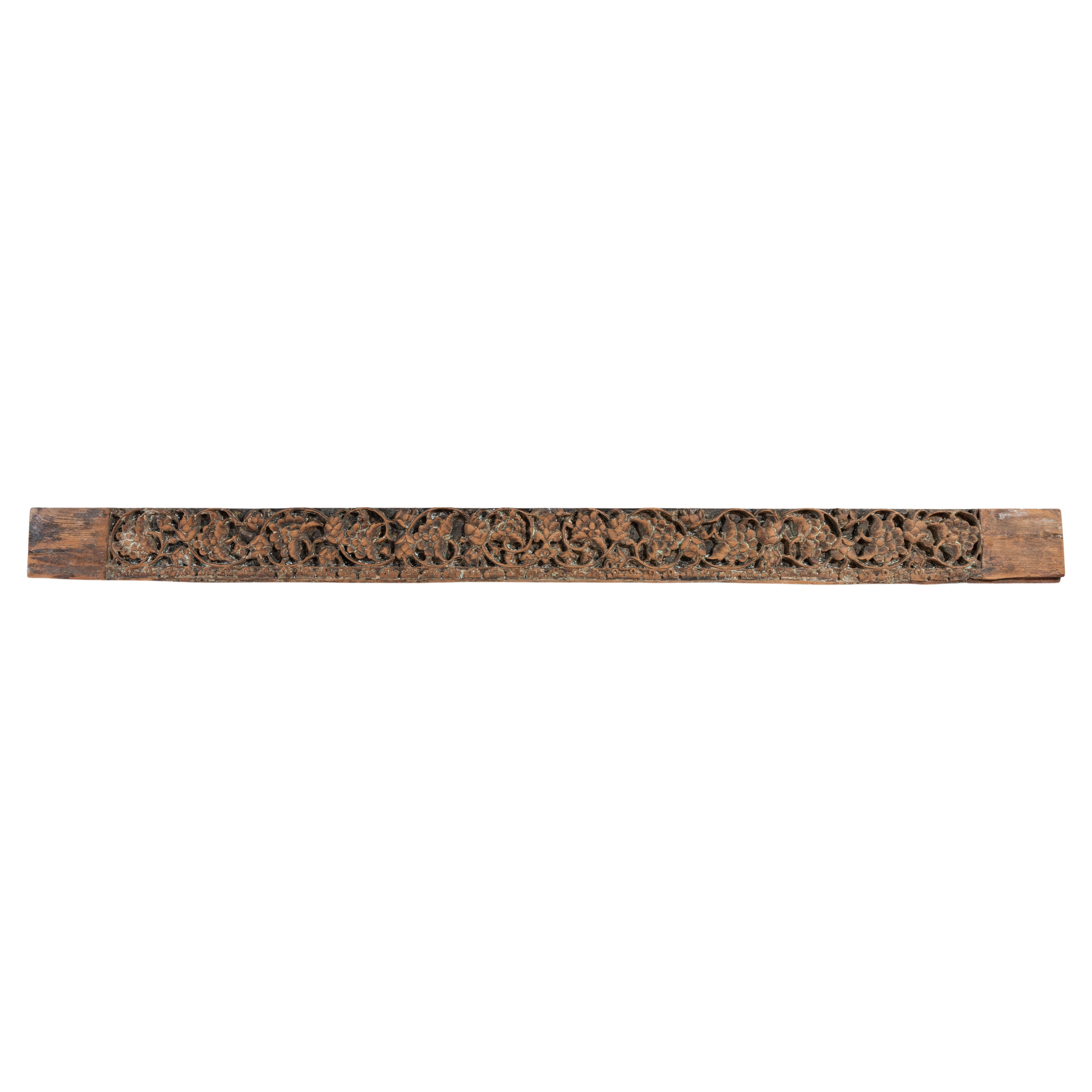 Panneau indien en bois sculpté à la main avec des fleurs.
Elle a peut-être été peinte, car elle porte encore des traces de couleur dans la sculpture des fleurs.
Le bois de teck n'est pas vermoulu.

ref. M/214.