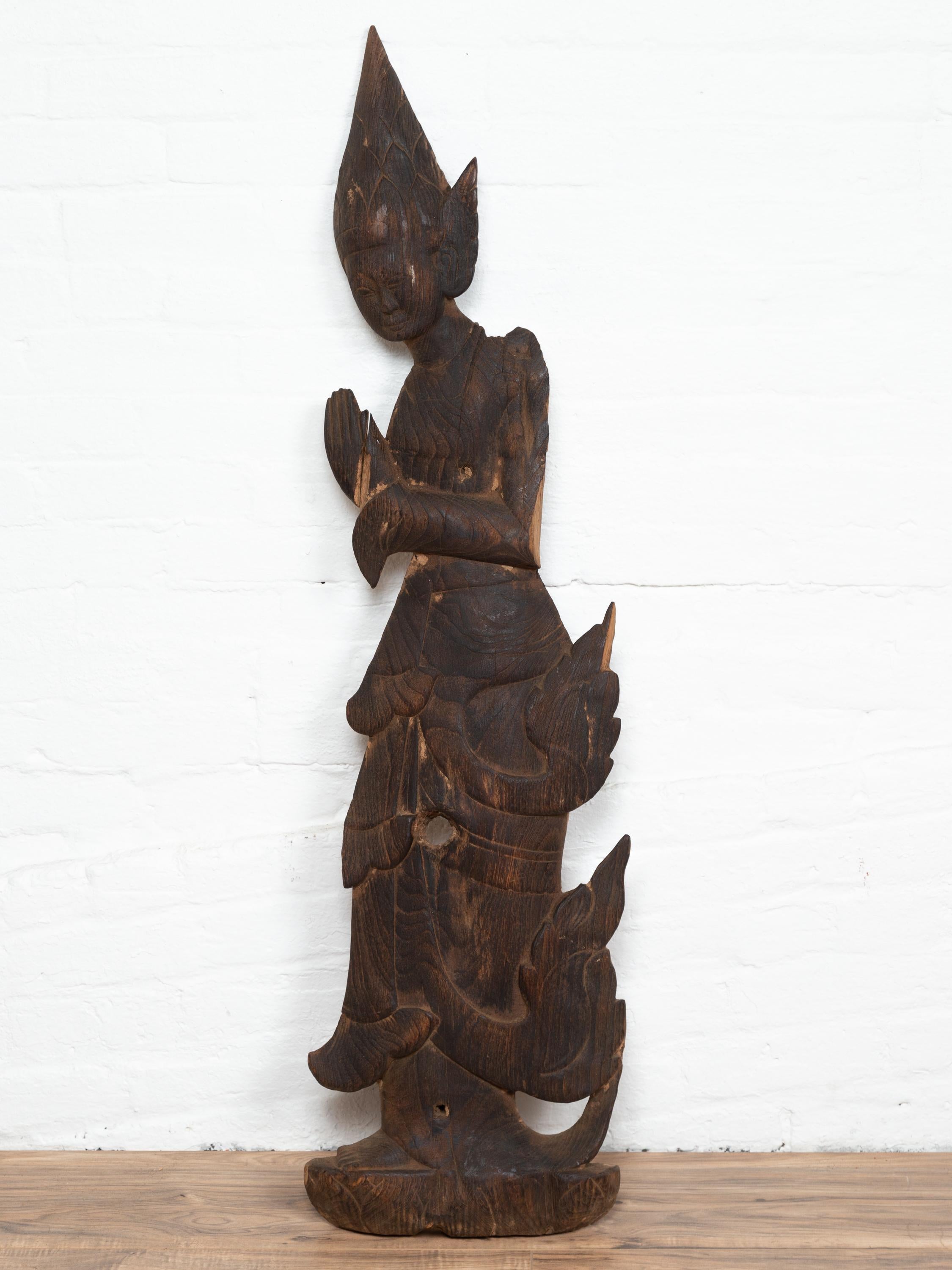 Geschnitzte thailändische Holzskulptur einer betenden Apsara mit dunkelbrauner Patina im Zustand „Starke Gebrauchsspuren“ im Angebot in Yonkers, NY
