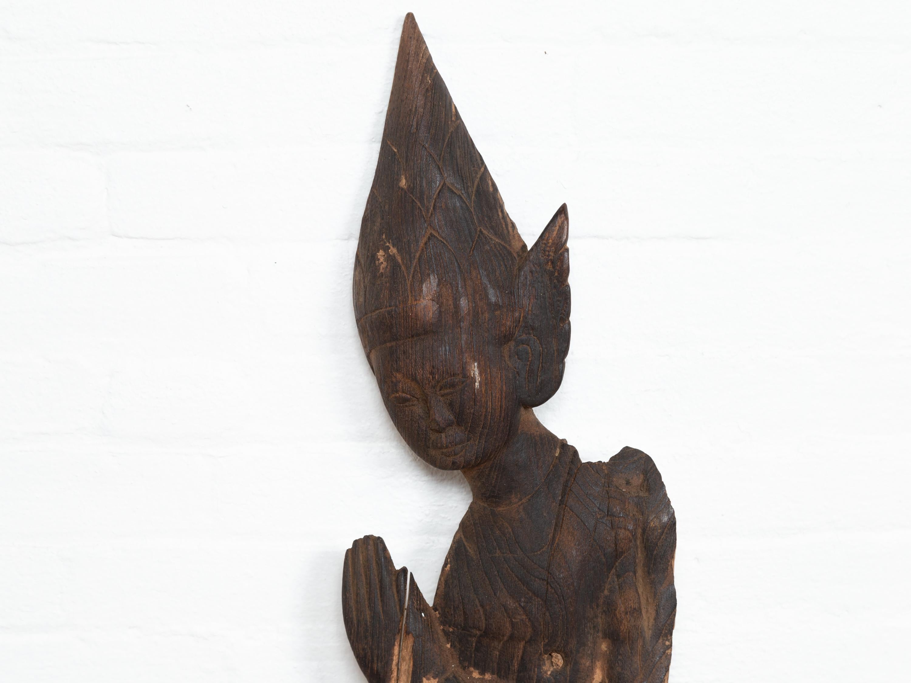 Sculpté Sculpture thaïlandaise en bois d'une Apsara en prière avec patine brun foncé en vente