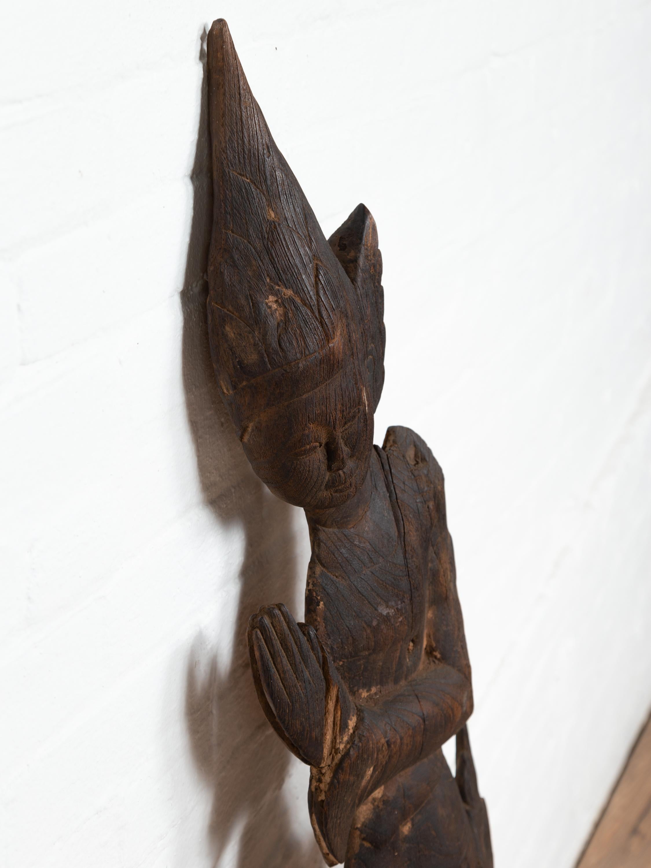 Sculpture thaïlandaise en bois d'une Apsara en prière avec patine brun foncé en vente 1