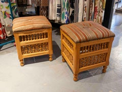 Antike geschnitzte Holzhocker, gepolsterte Sitze, elegantes Design, 1970