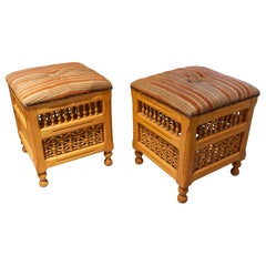 Antike geschnitzte Holzhocker, gepolsterte Sitze, elegantes Design, 1970