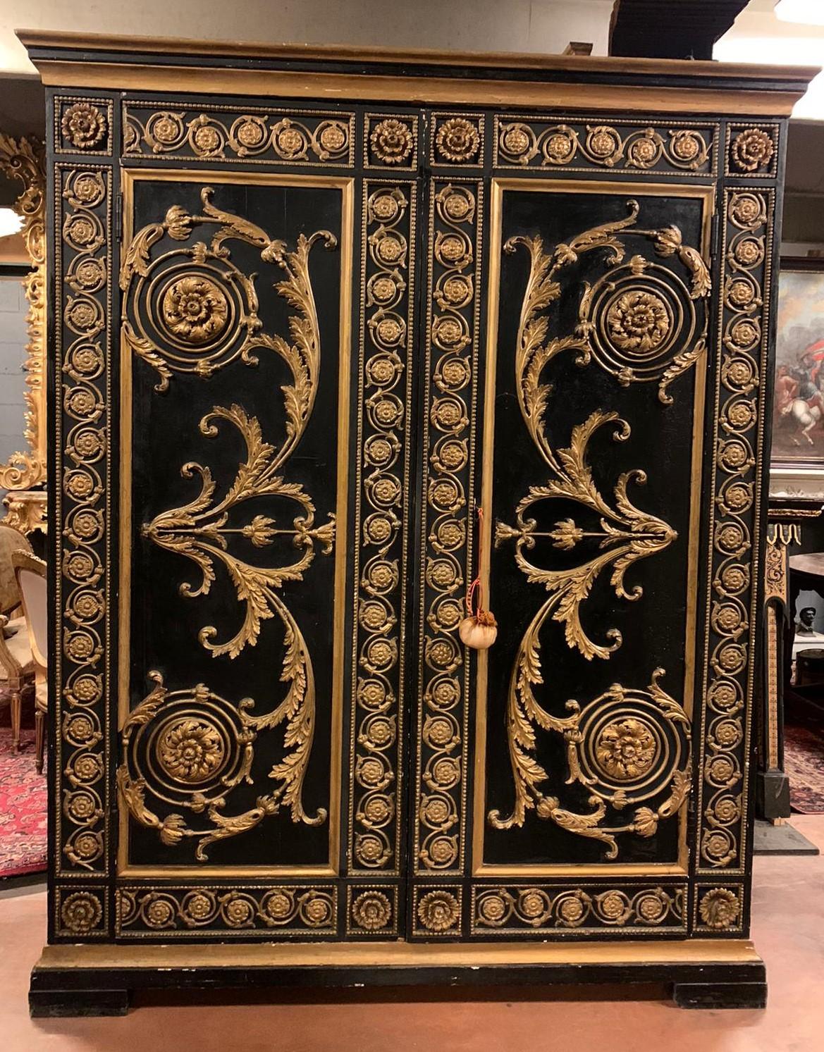 Antique Carved Wooden Wardrobe, Black and Gold Lacquered, 19th Century Italy In Good Condition In Cuneo, Italy (CN)