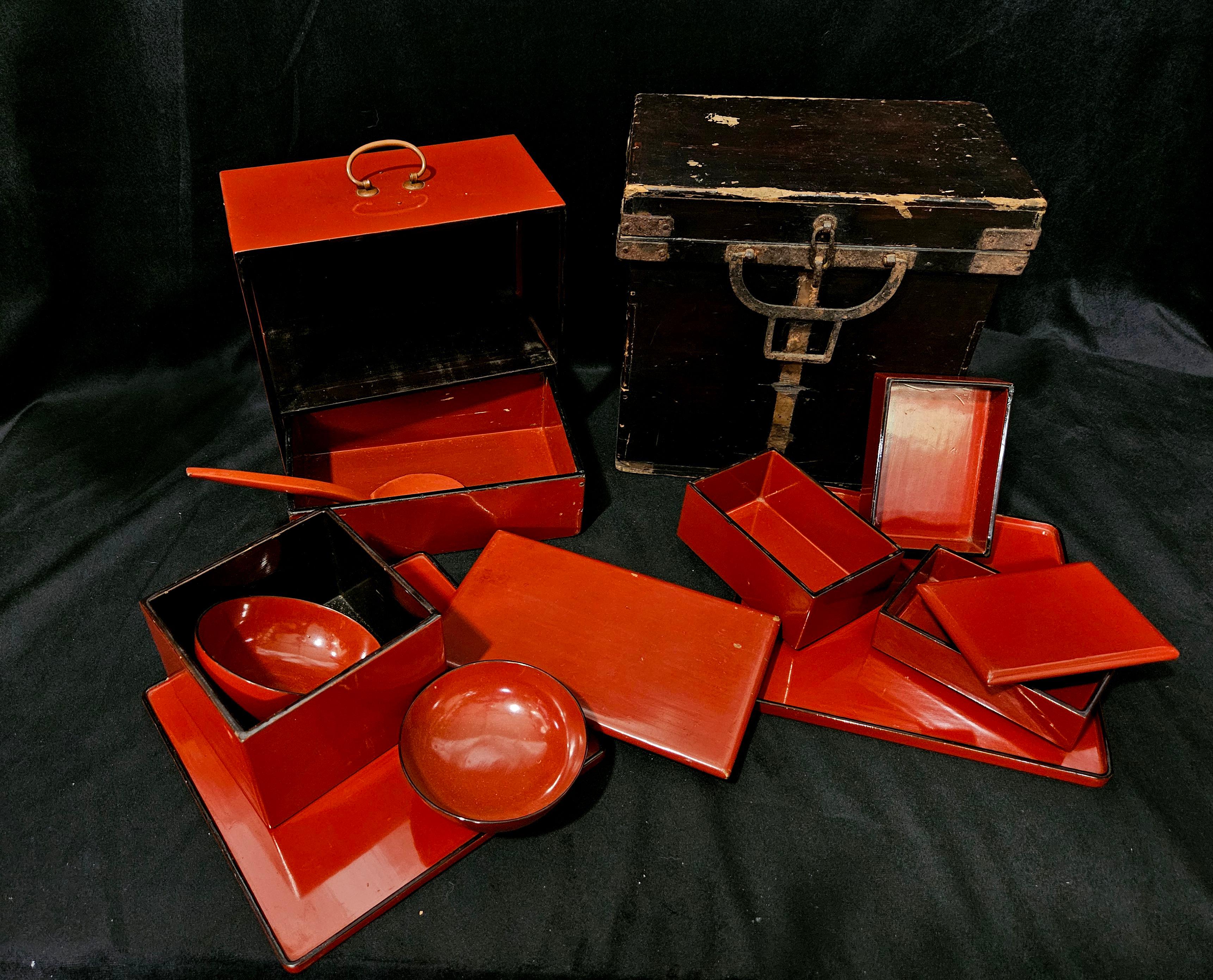 Antique Cased Japanese Lacquer Sage Jubako Picnic Set, 14 Pieces Hecho a mano en venta