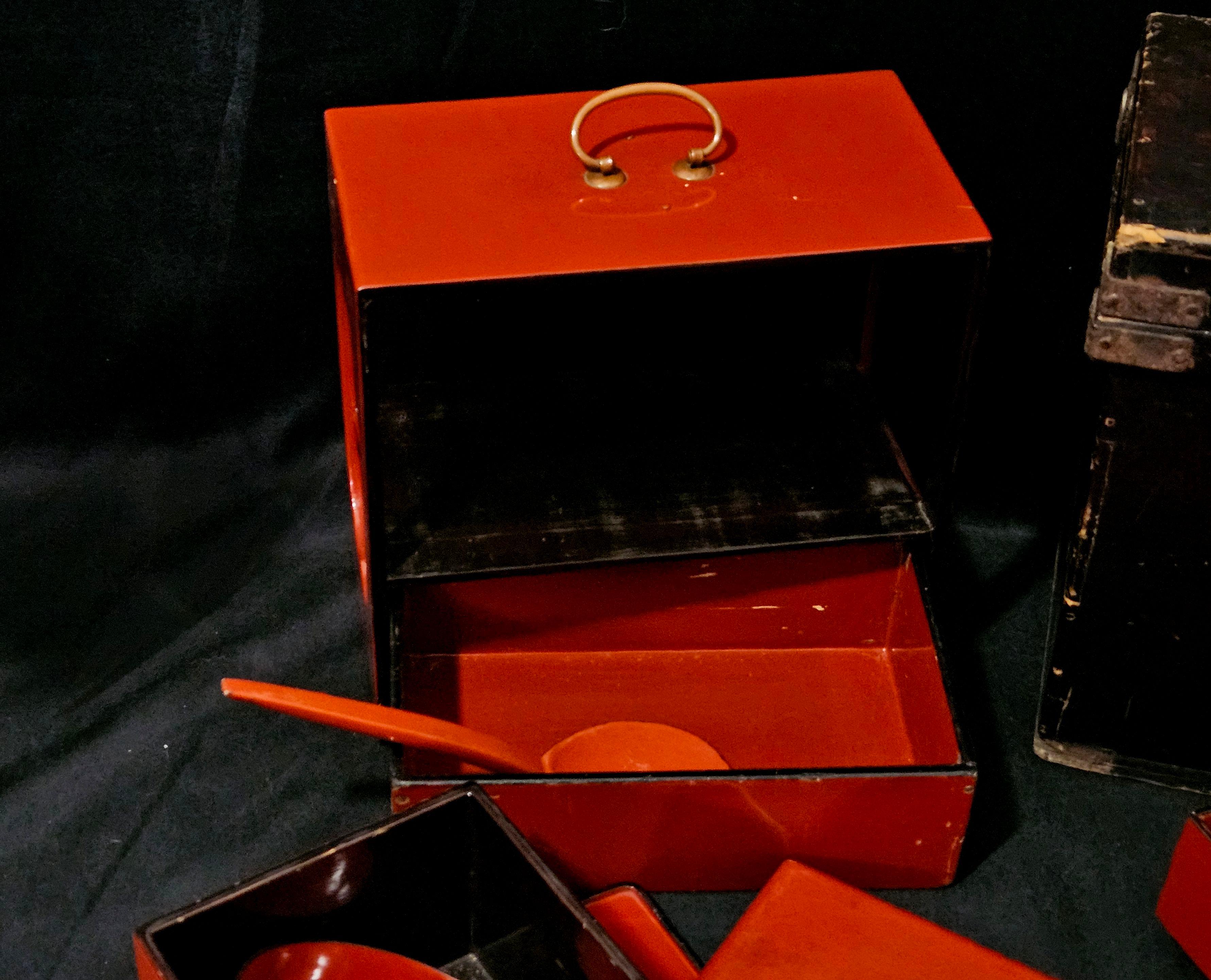 Antique Cased Japanese Lacquer Sage Jubako Picnic Set, 14 Pieces en Bueno estado para la venta en Norton, MA