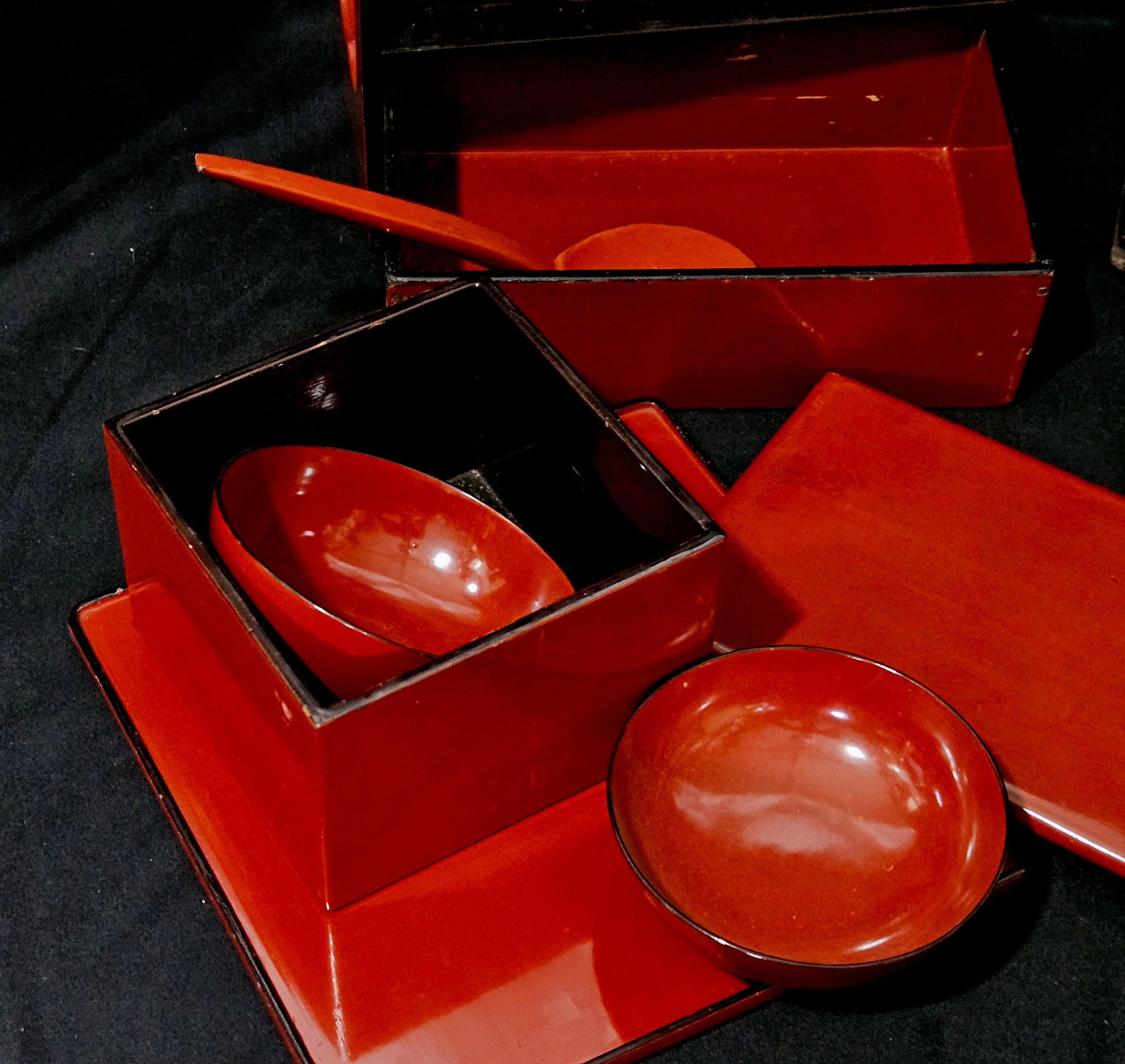 Antique Cased Japanese Lacquer Sage Jubako Picnic Set, 14 Pieces siglo XIX en venta