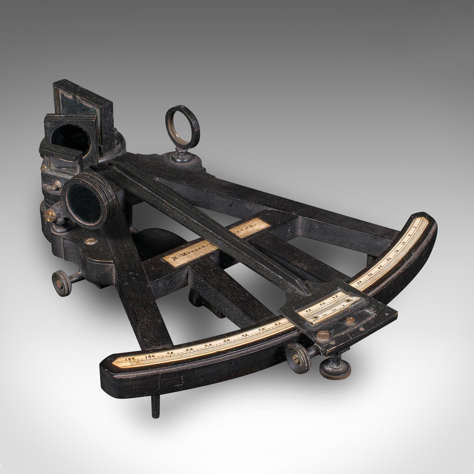 Il s'agit d'un octant ancien en boîtier. Instrument de navigation écossais en ébène, datant de la période victorienne, vers 1850.

Instrument de navigation attrayant avec un affichage fascinant
Présente une patine d'ancienneté souhaitable et est en