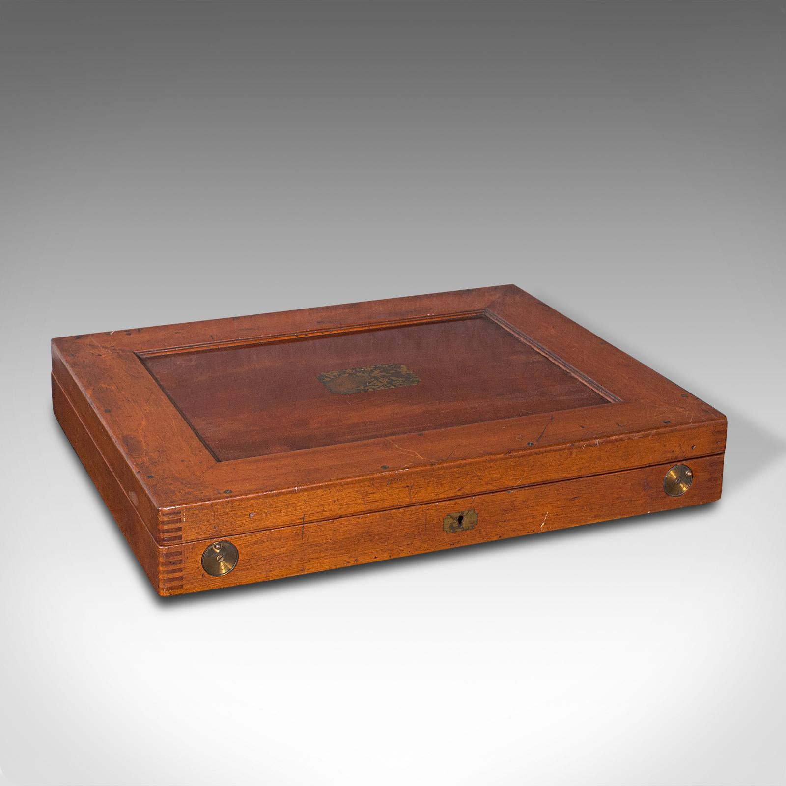 Il s'agit d'un coffret d'optométriste ancien. Boîte à instruments d'optique anglaise en acajou, datant de la fin de la période victorienne, vers 1900.

Une belle valeur d'affichage pour cet ensemble d'écrins
Présentant une patine vieillie