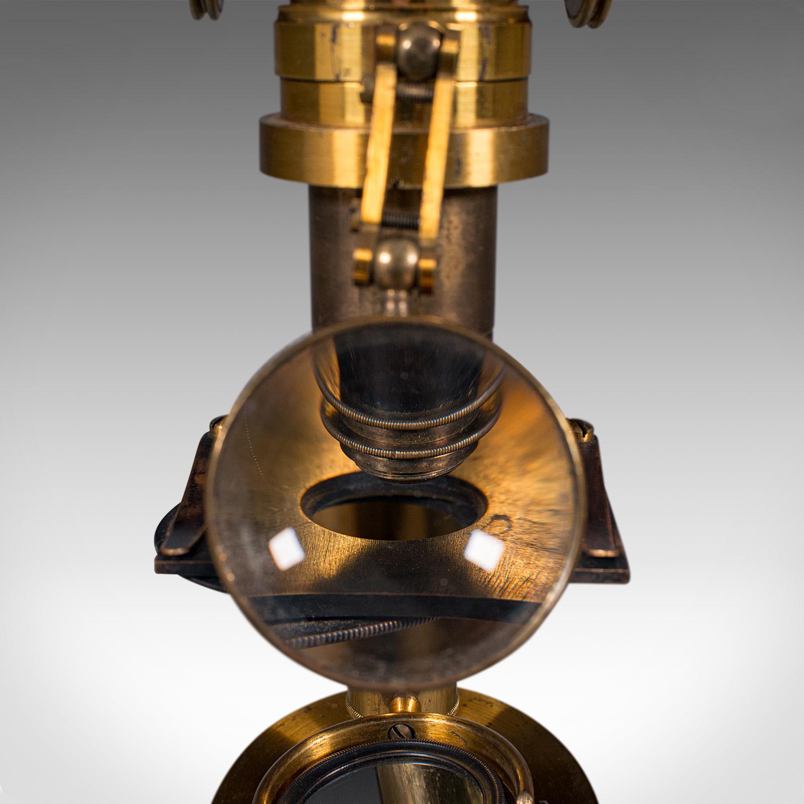 Antikes Mikroskop eines Gelehrten mit Gehäuse, englisch, Messing, wissenschaftliches Instrument aus Messing, um 1920 1