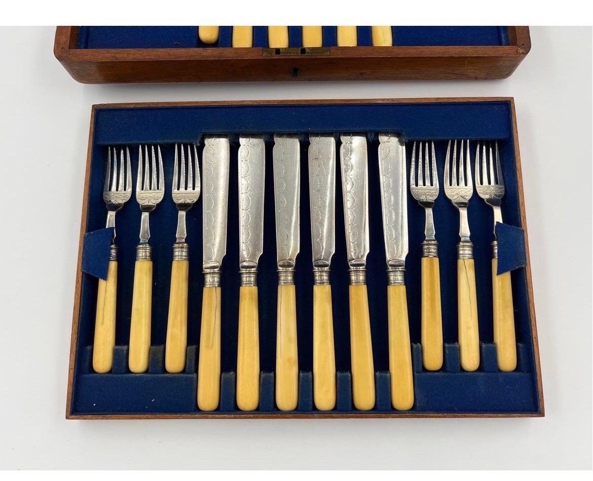 An Edwardian cased dessert service with rare handles. See photos for evaluation. 
Fork - 7.25” 
Knife - 8.925”.