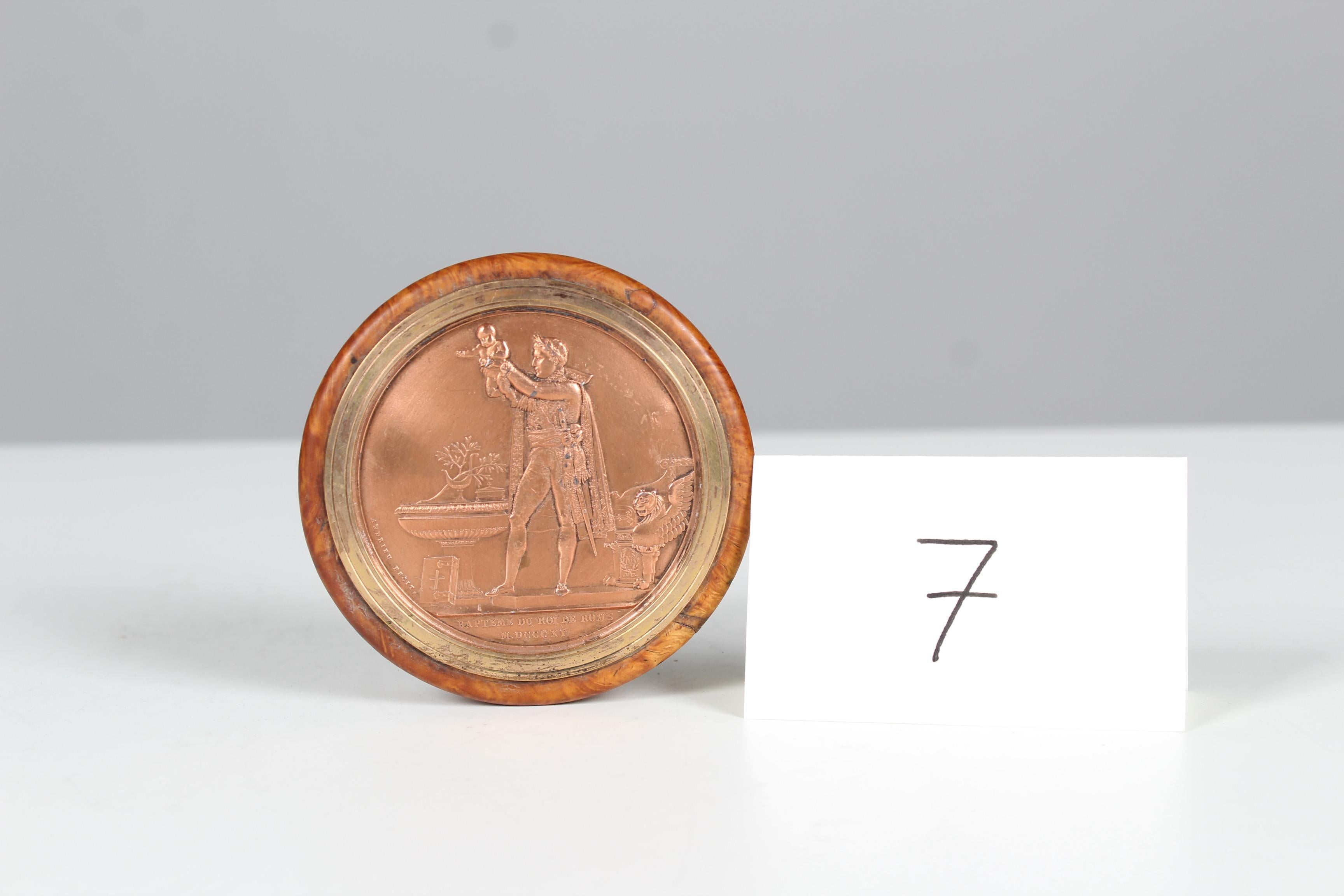 Antike Schatulle mit kupferfarbenem Flachrelief auf dem Deckel „Der Tauchzug des Königs“ im Angebot 5