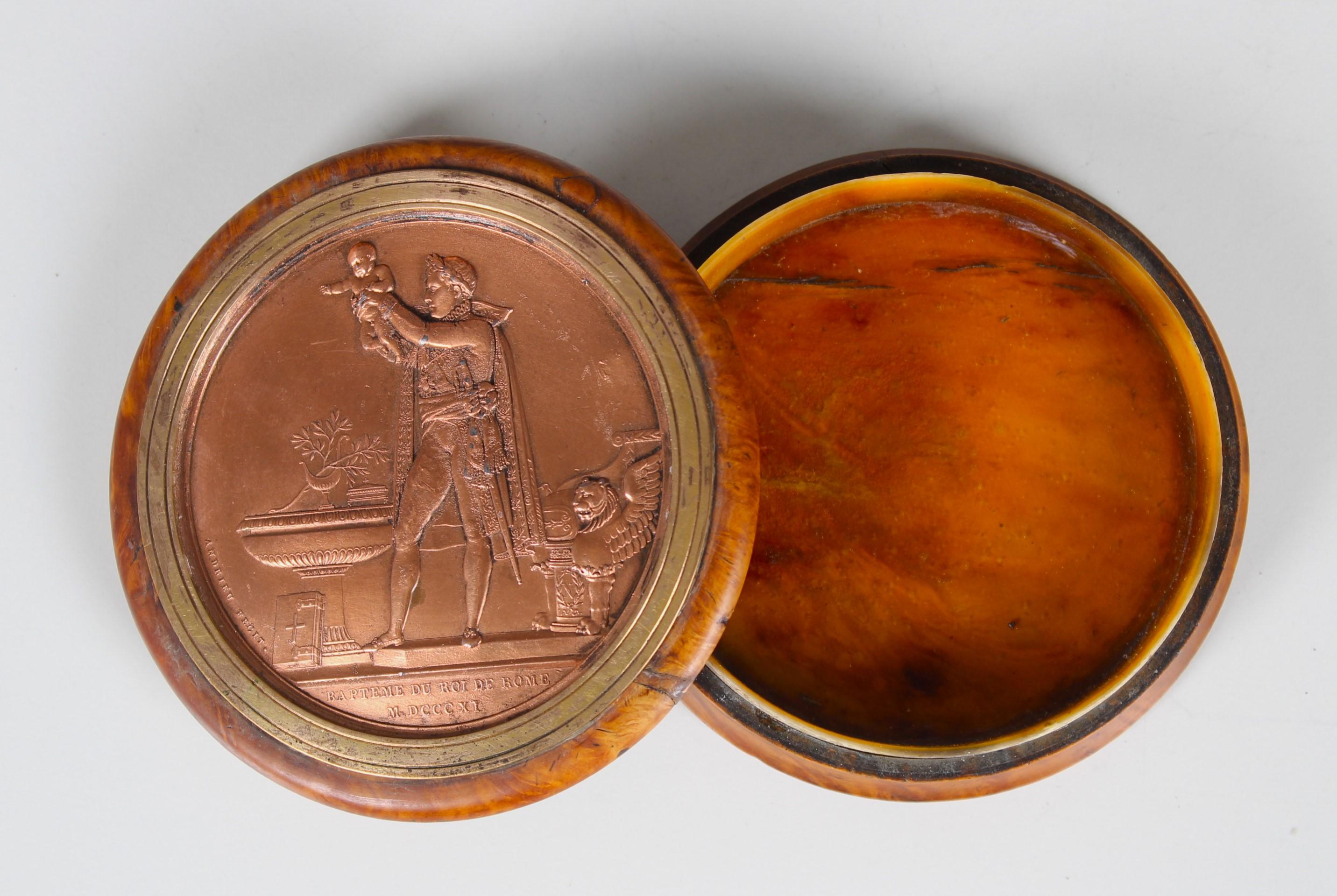 Great little casket for jewelry or other treasures.
The copper lid depicts a royal baptism scene and the inscription
