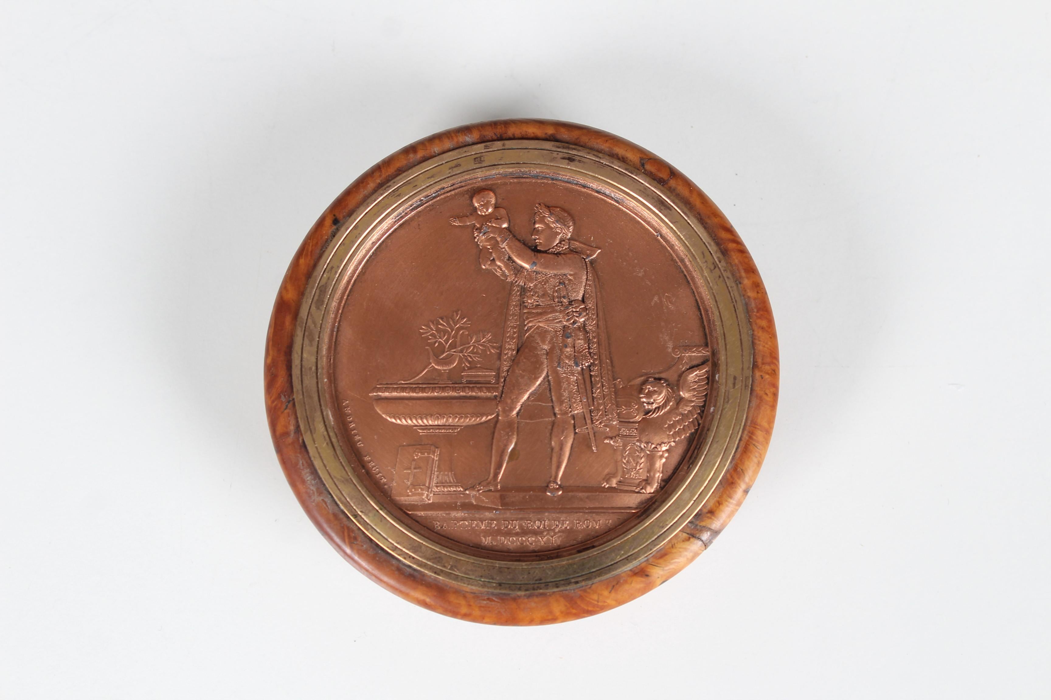 Coffret ancien avec bas-relief en cuivre sur le couvercle « Le baptême du roi » Bon état - En vente à Greven, DE
