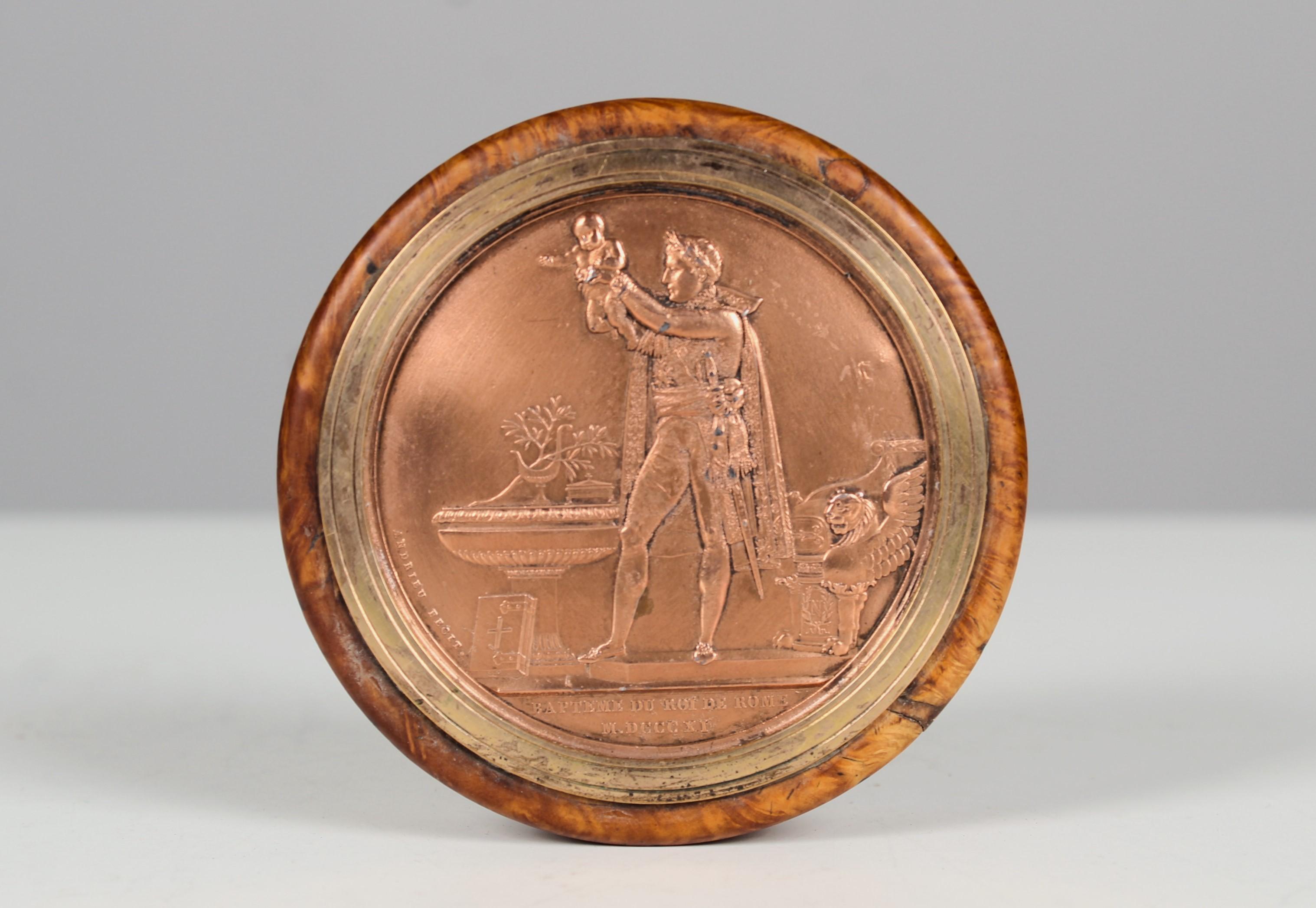 XIXe siècle Coffret ancien avec bas-relief en cuivre sur le couvercle « Le baptême du roi » en vente
