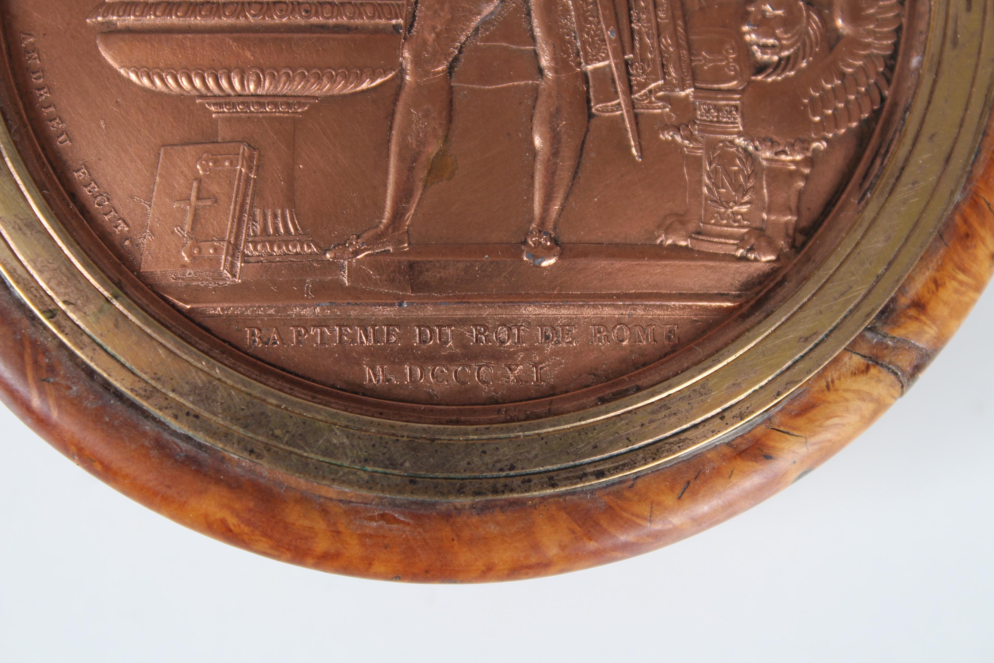 Cuivre Coffret ancien avec bas-relief en cuivre sur le couvercle « Le baptême du roi » en vente