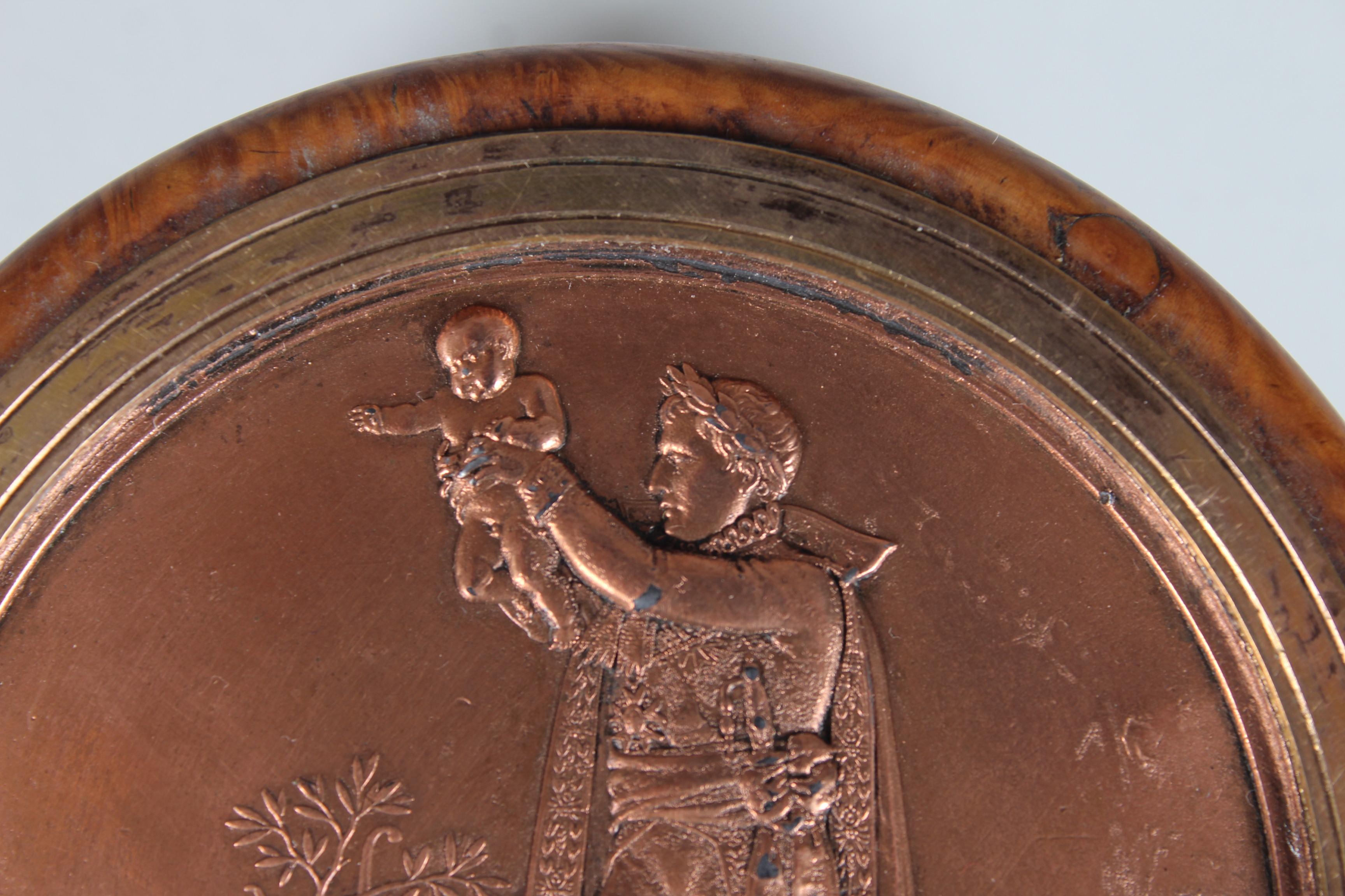 Antike Schatulle mit kupferfarbenem Flachrelief auf dem Deckel „Der Tauchzug des Königs“ im Angebot 1