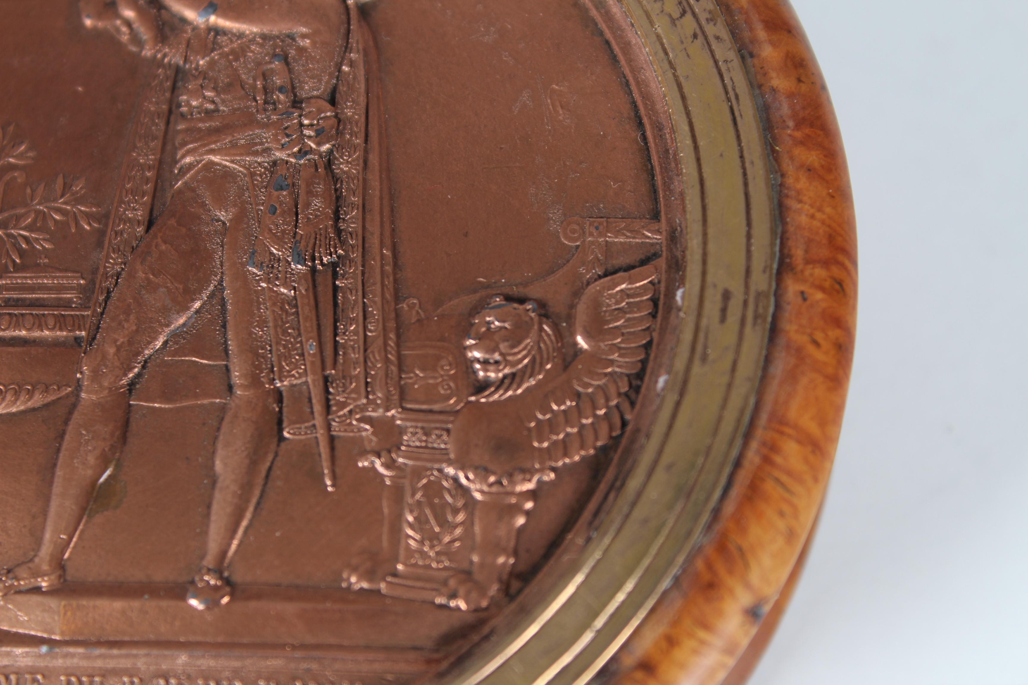 Antike Schatulle mit kupferfarbenem Flachrelief auf dem Deckel „Der Tauchzug des Königs“ im Angebot 2