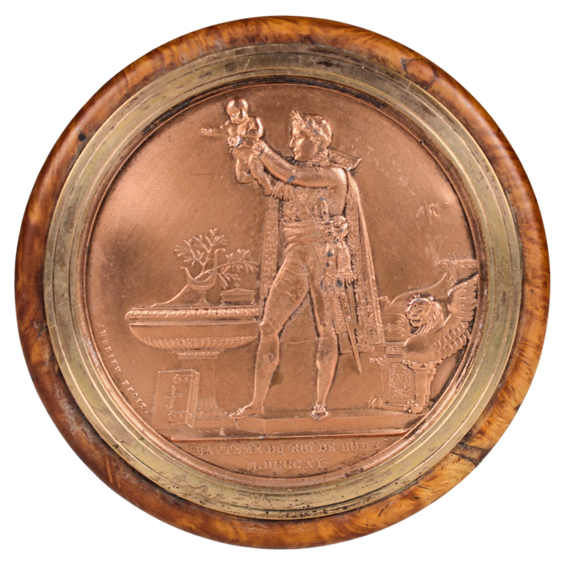 Coffret ancien avec bas-relief en cuivre sur le couvercle « Le baptême du roi » en vente