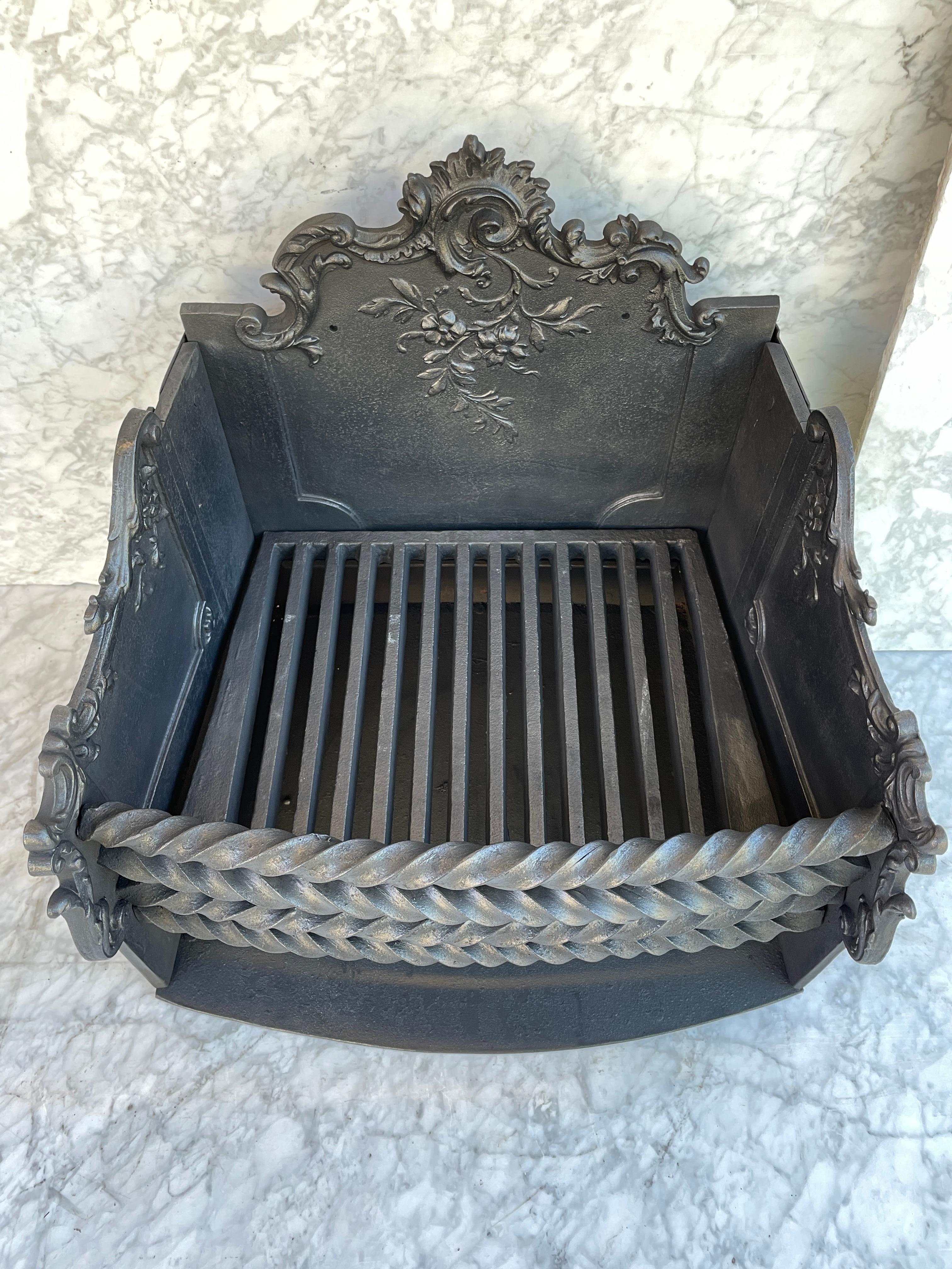Antique Cast ant Wrought iron Fireplace Grate or Basket, 19th Century In Good Condition For Sale In Oostvoorne, NL