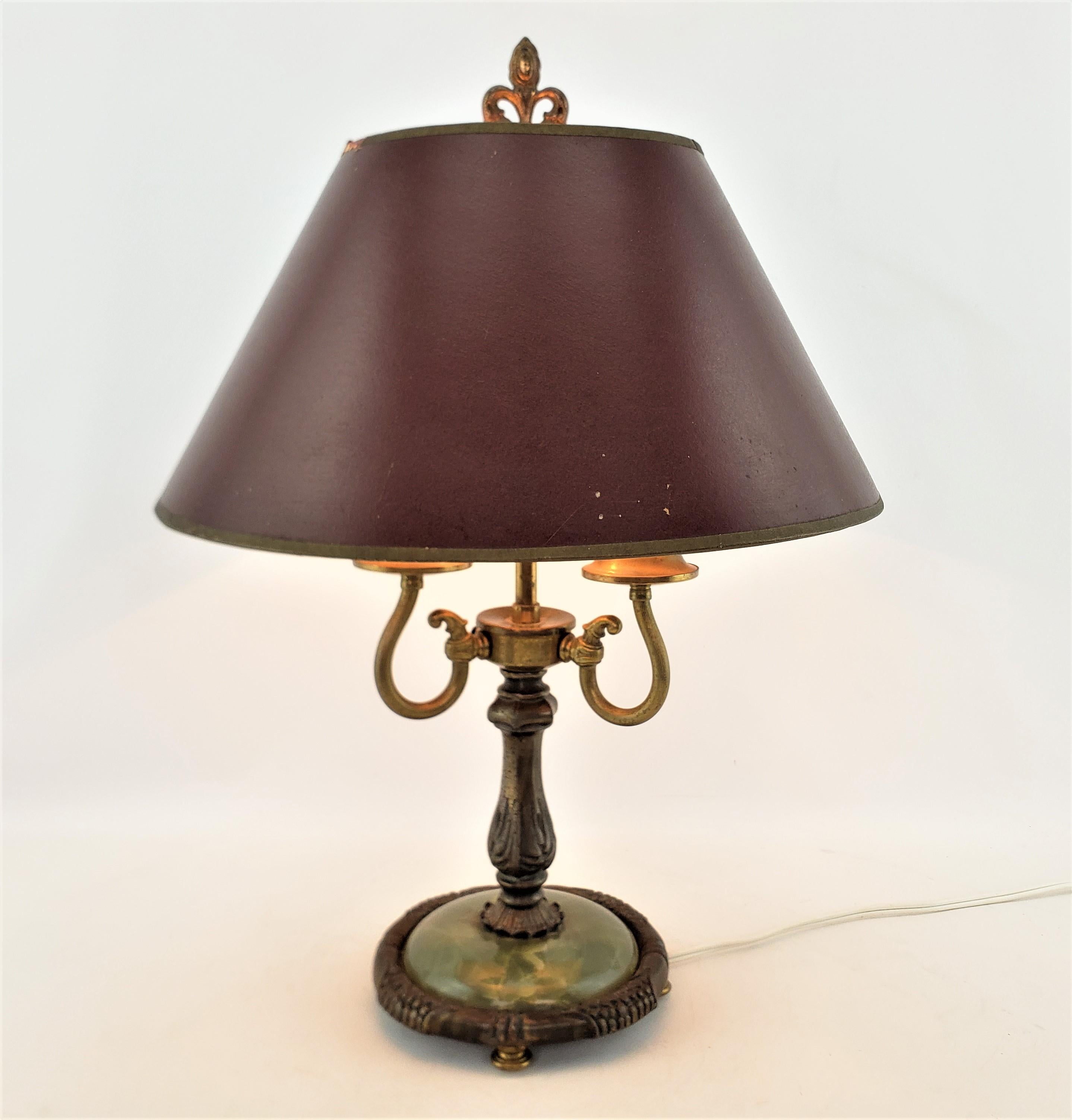 Ancienne base de lampe de table ou de bureau en laiton moulé de style bouilotte avec onyx vert en vente 12