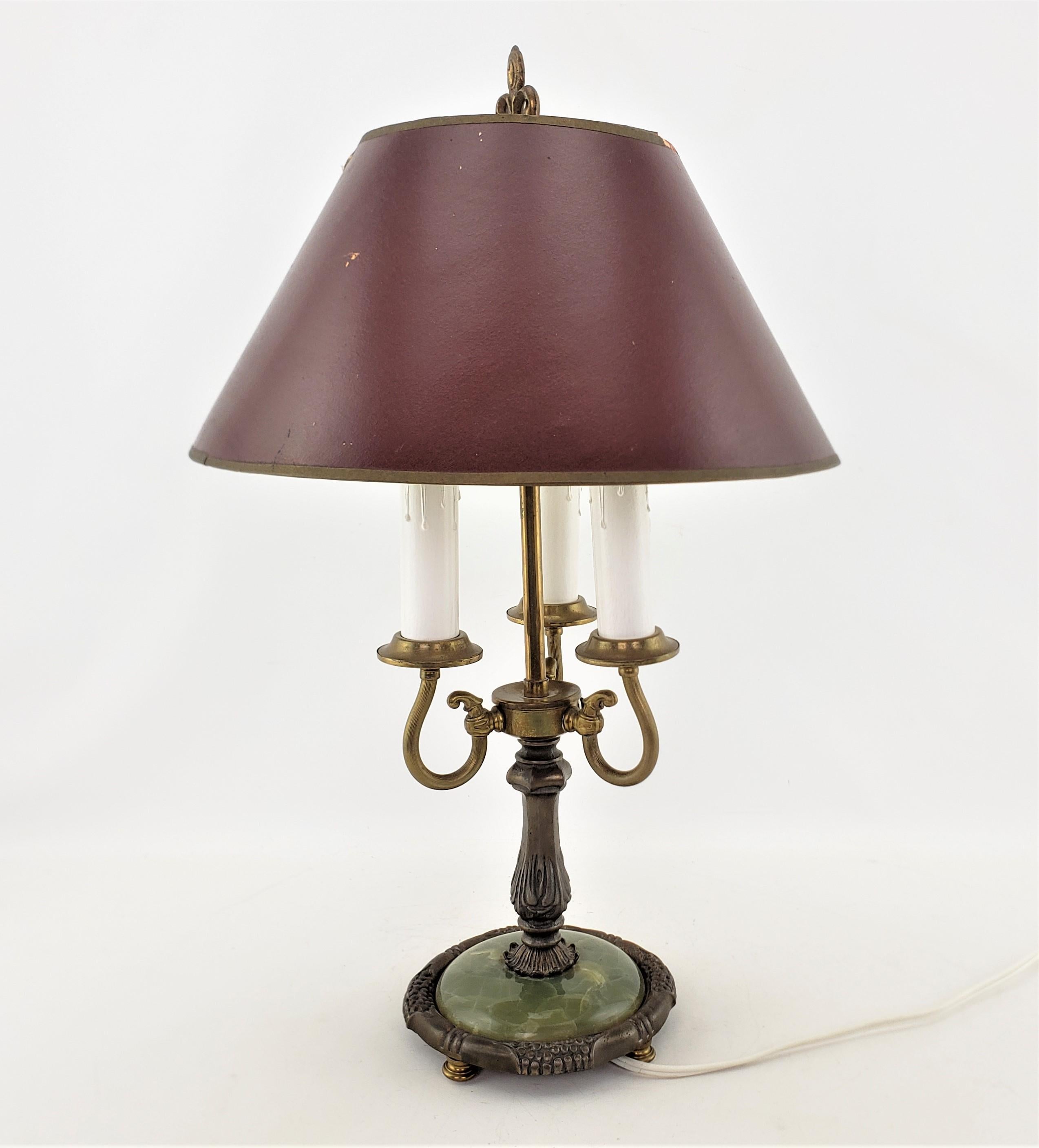 Anglais Ancienne base de lampe de table ou de bureau en laiton moulé de style bouilotte avec onyx vert en vente