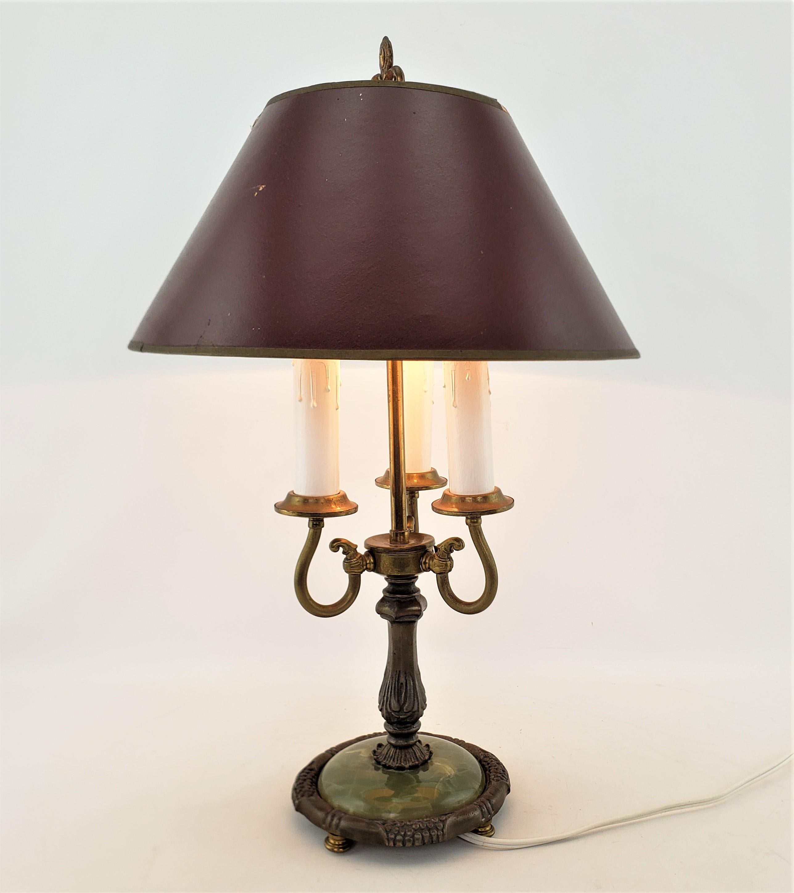 Poli Ancienne base de lampe de table ou de bureau en laiton moulé de style bouilotte avec onyx vert en vente