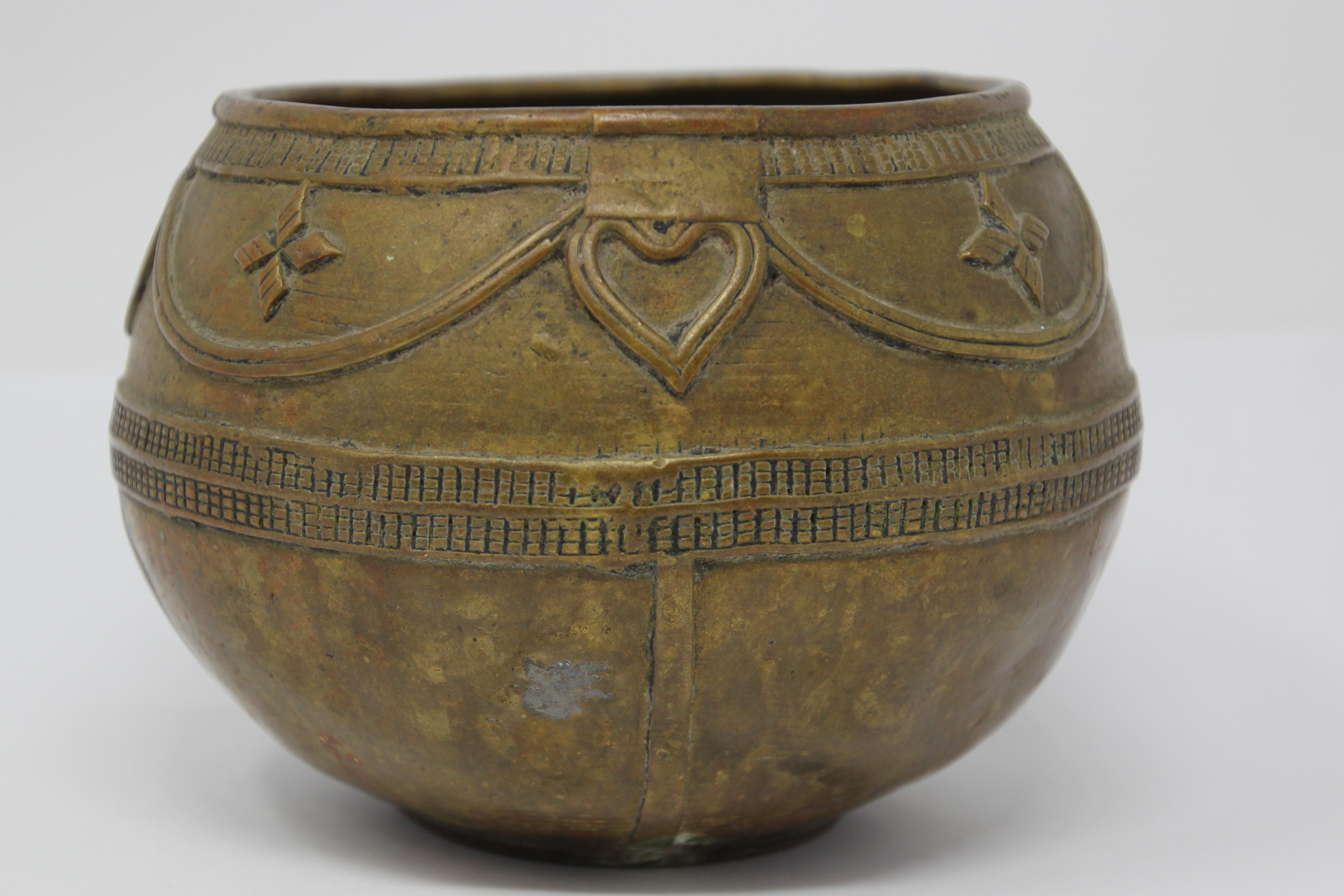 Antique Cast brass Measuring Bowl from Northern India In Good Condition For Sale In North Hollywood, CA