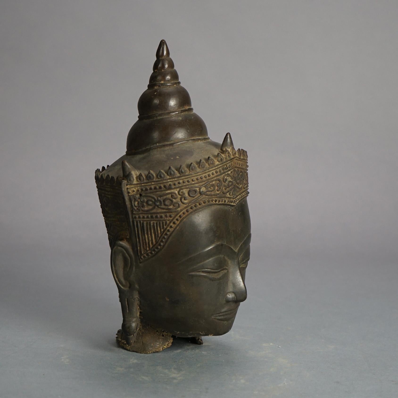 Asiatique Tête de Bouddha tibétain couronnée en bronze coulé ancien 18e siècle en vente