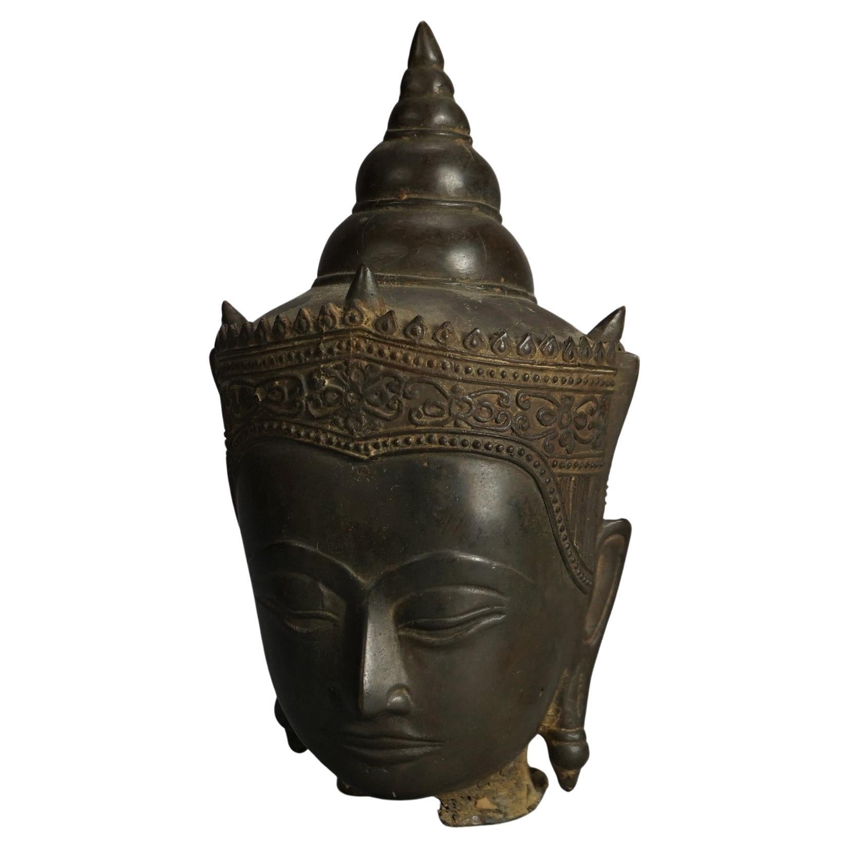Tête de Bouddha tibétain couronnée en bronze coulé ancien 18e siècle en vente